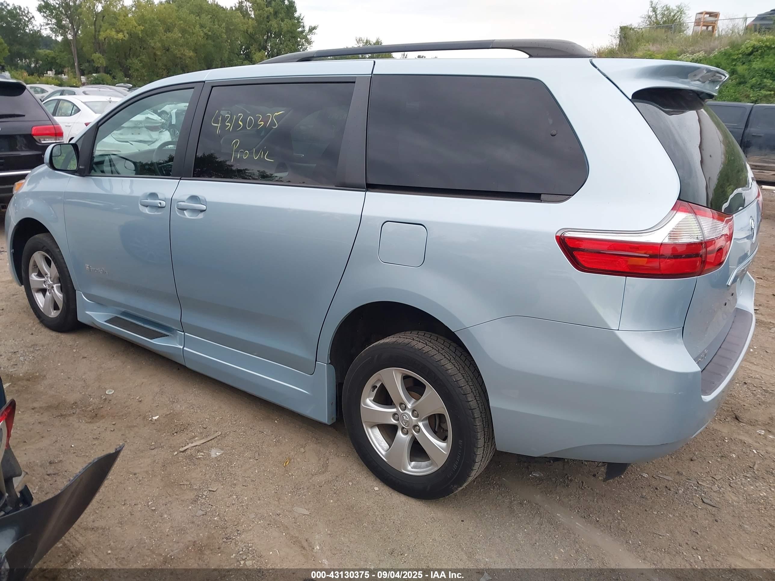 TOYOTA SIENNA image 3