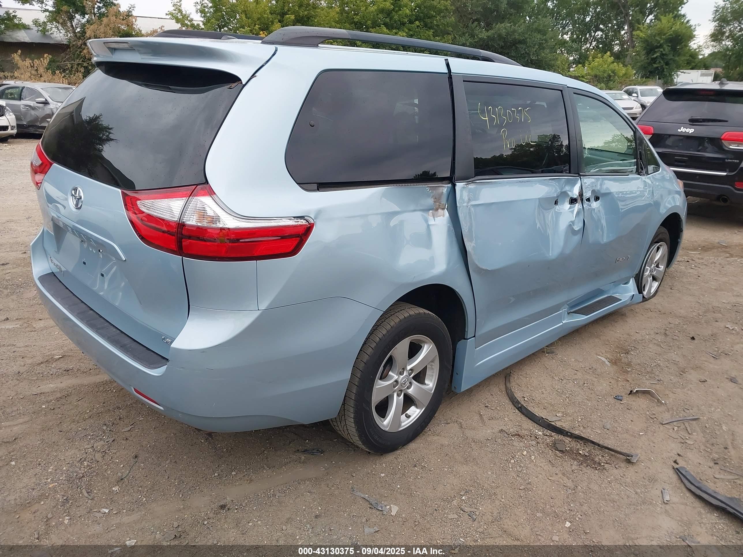 TOYOTA SIENNA image 4