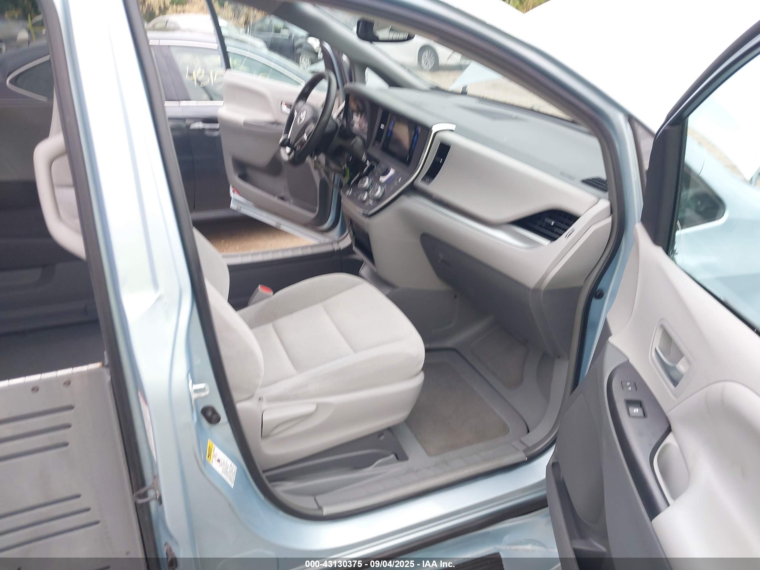 TOYOTA SIENNA image 5