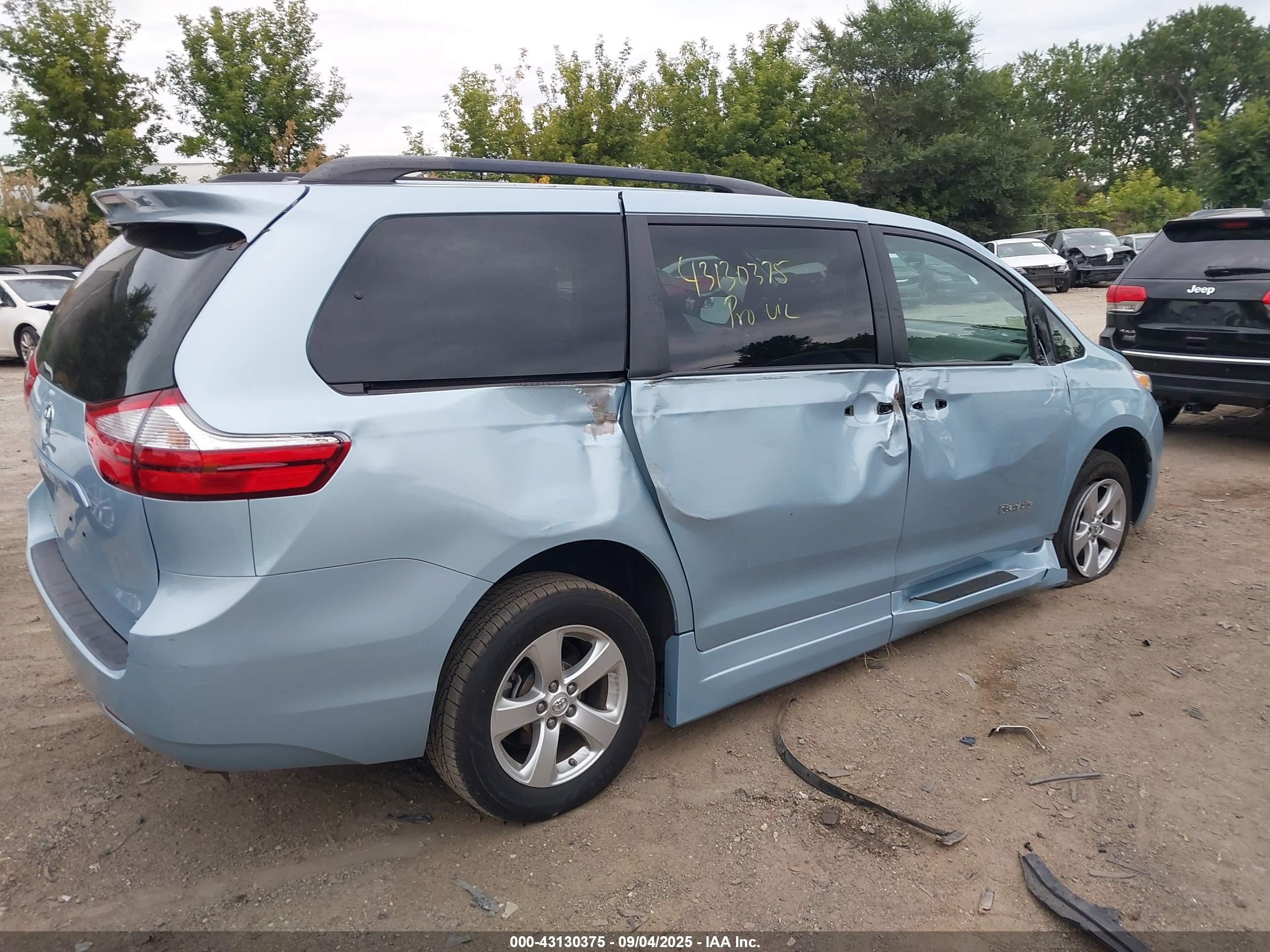 TOYOTA SIENNA image 6
