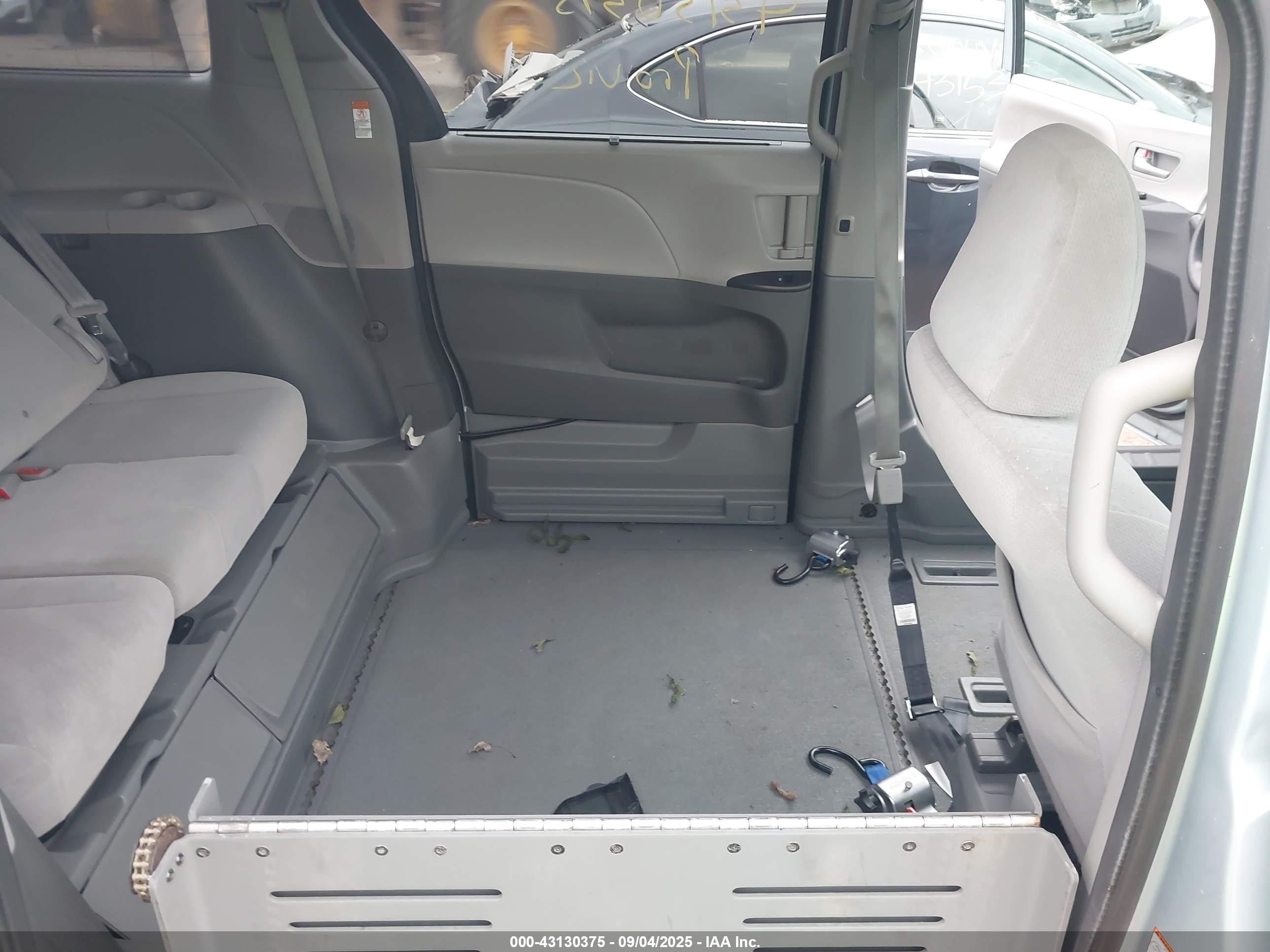 TOYOTA SIENNA image 8