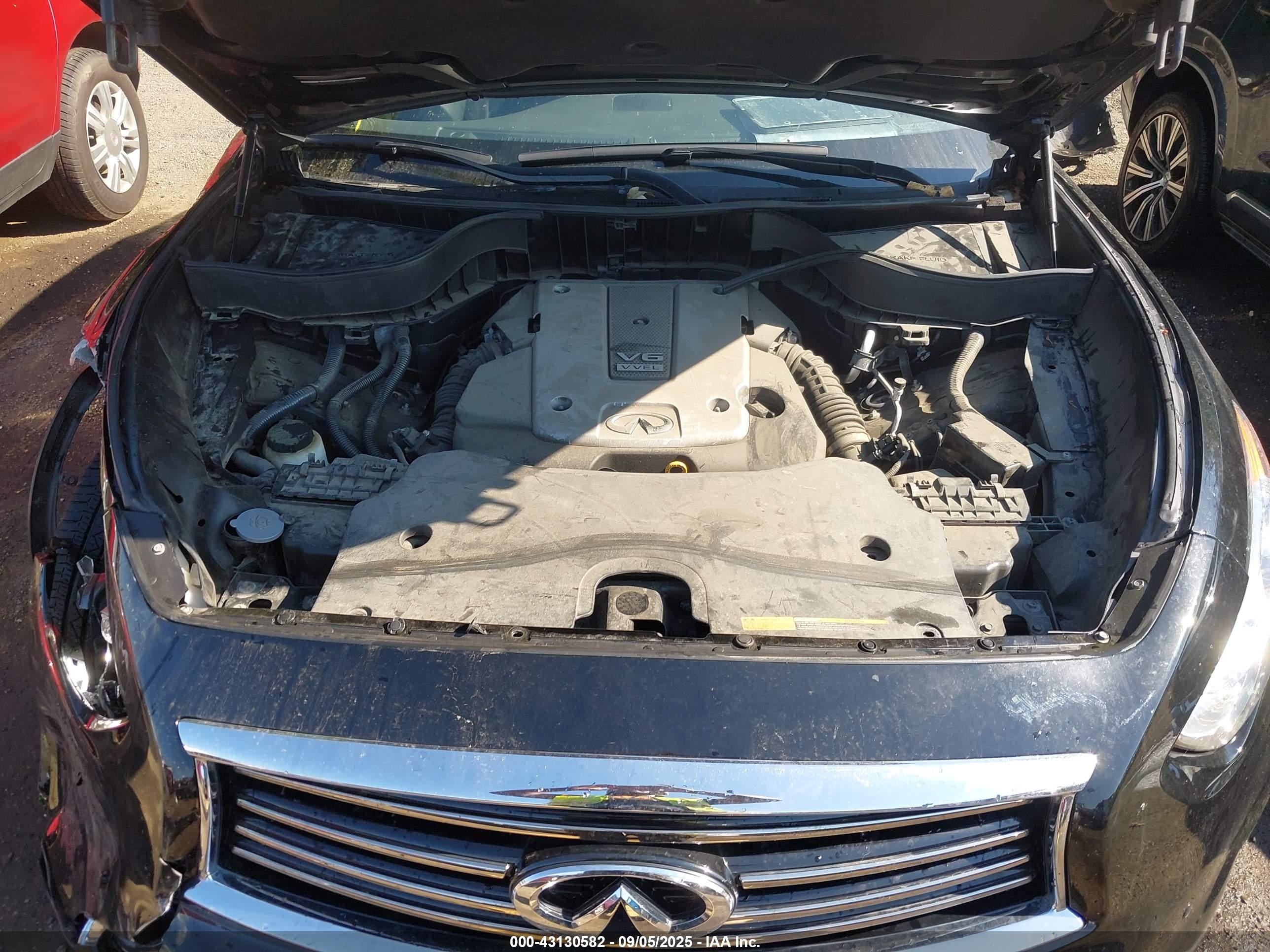 INFINITI QX70 image 10