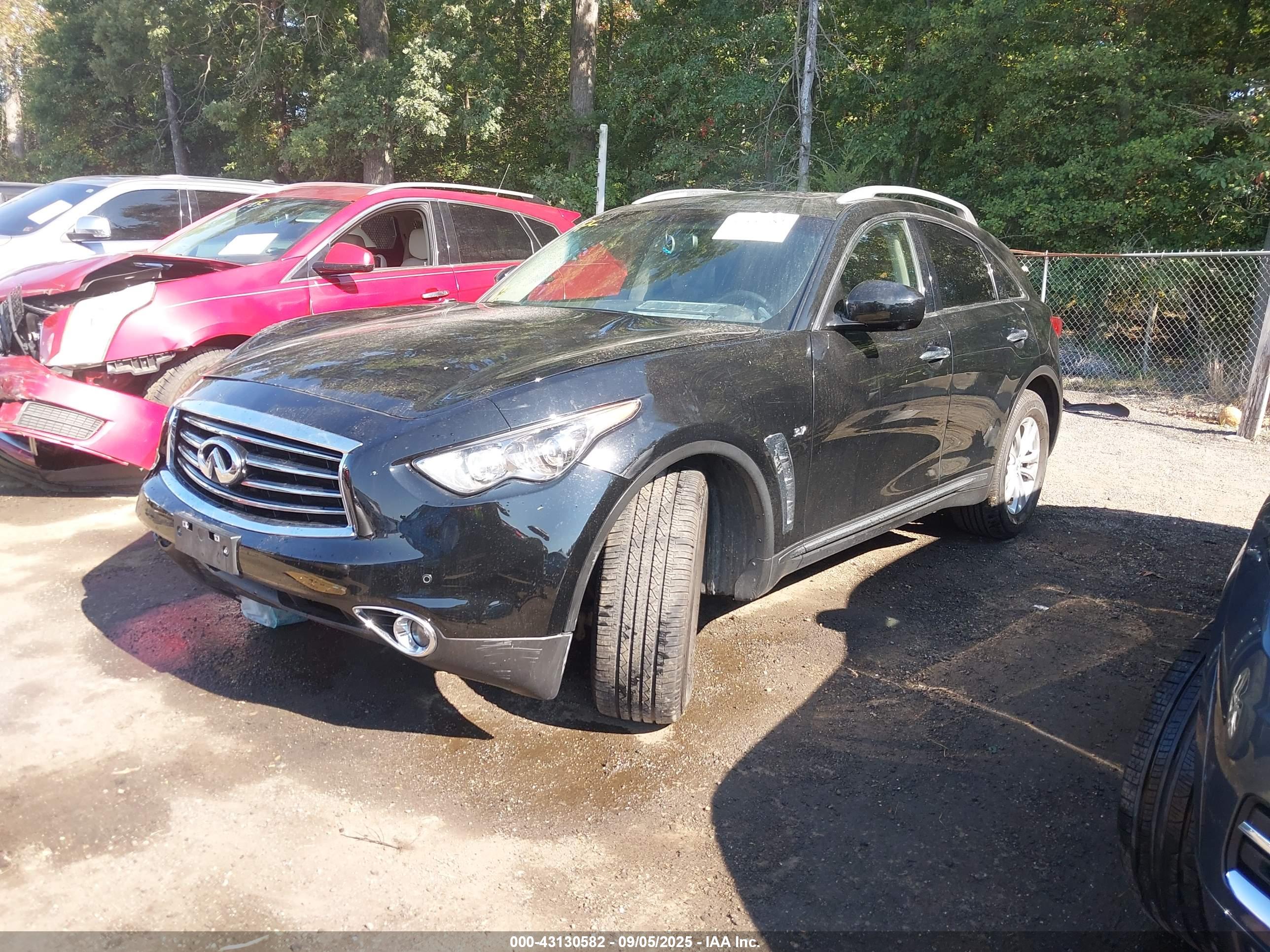 INFINITI QX70 image 2