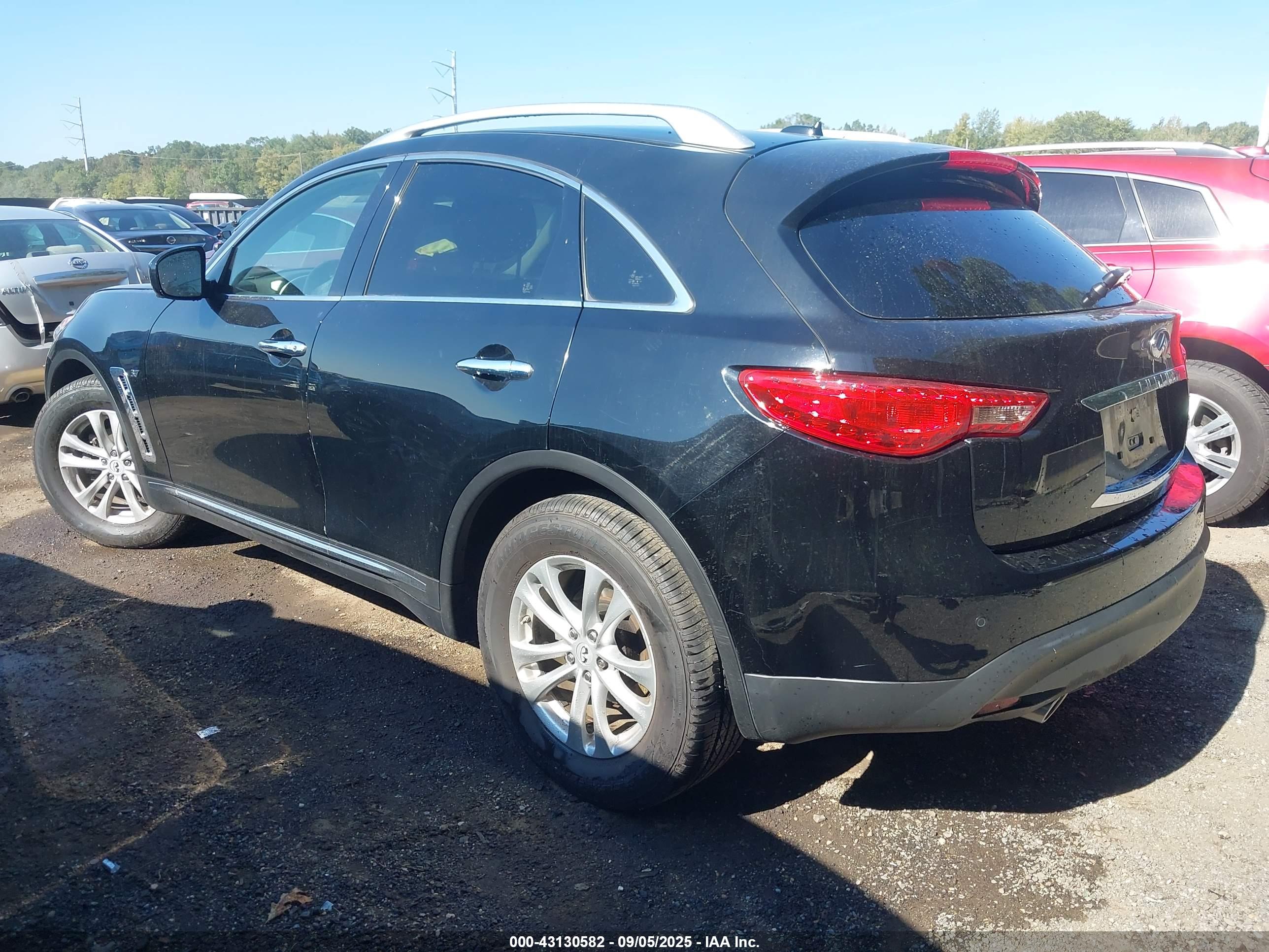 INFINITI QX70 image 3