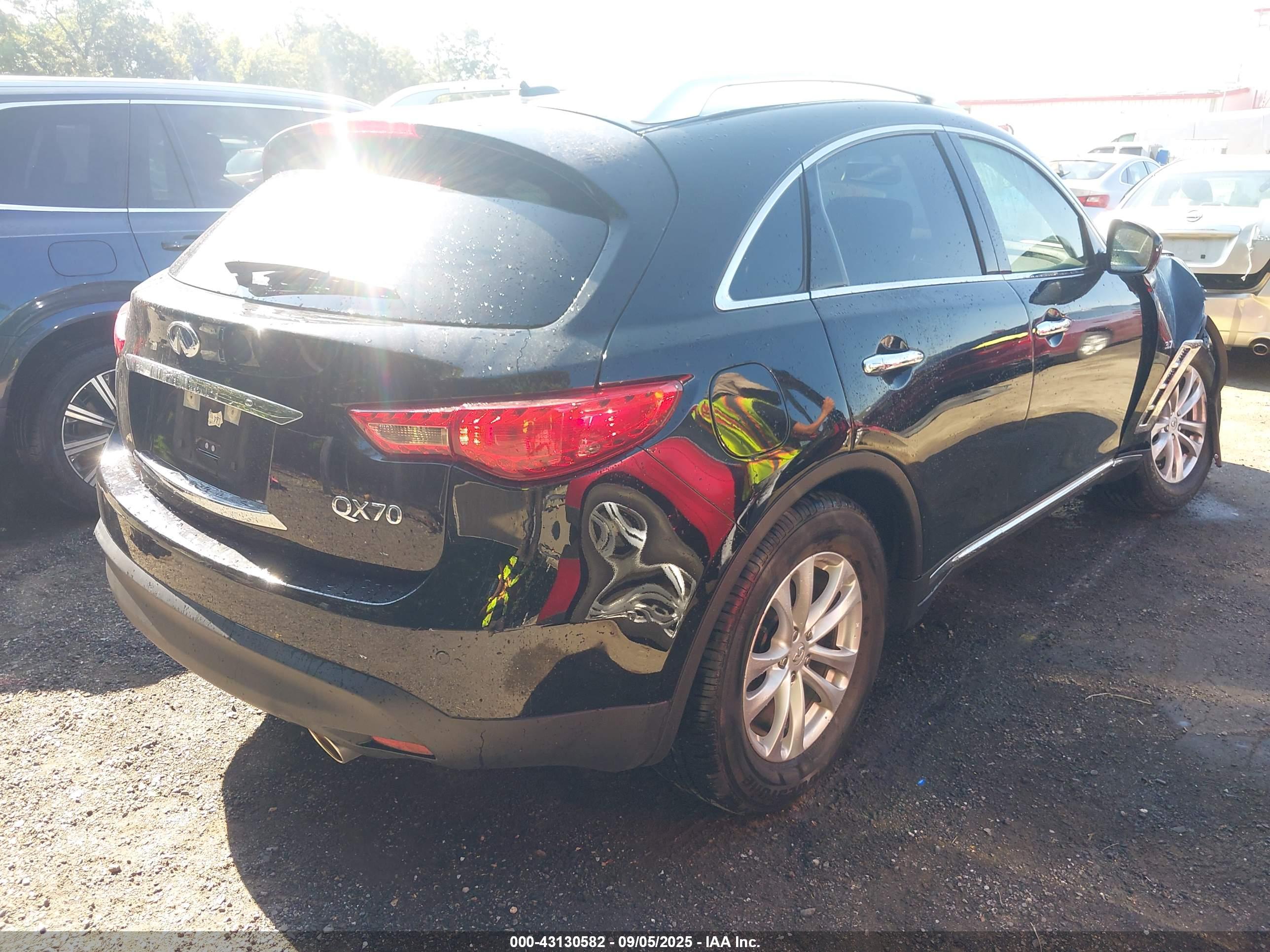 INFINITI QX70 image 4
