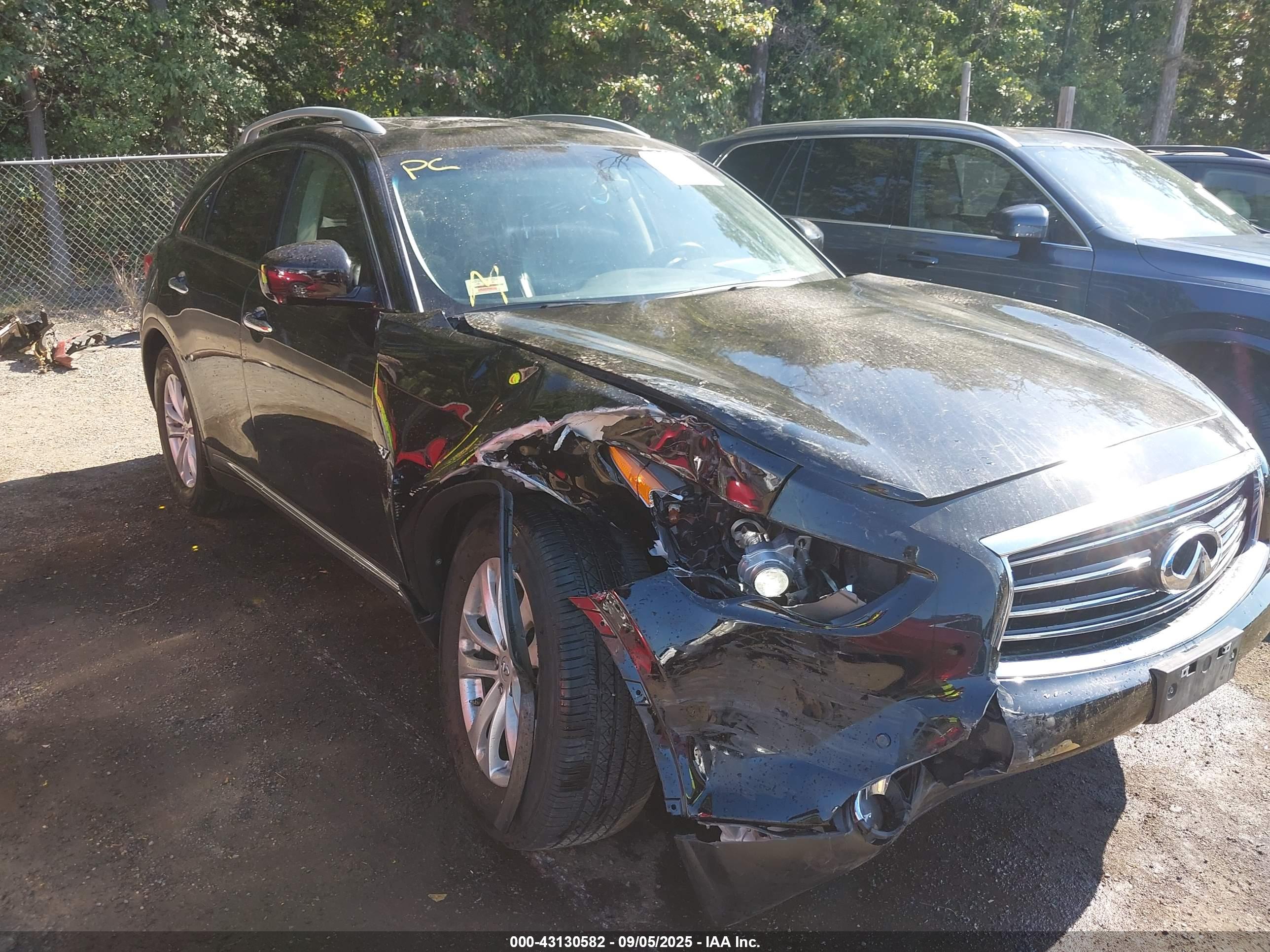 INFINITI QX70 image 6