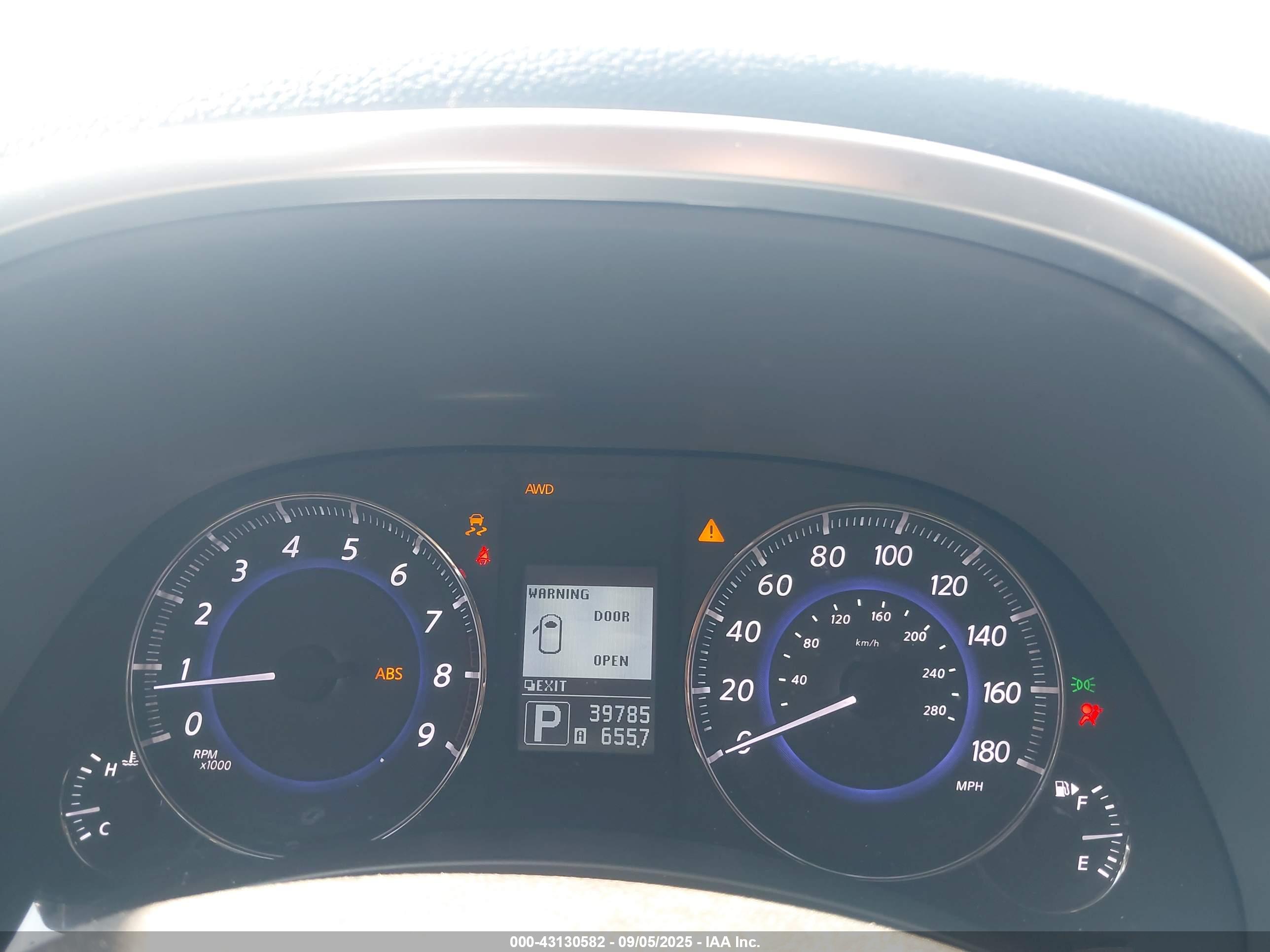 INFINITI QX70 image 7