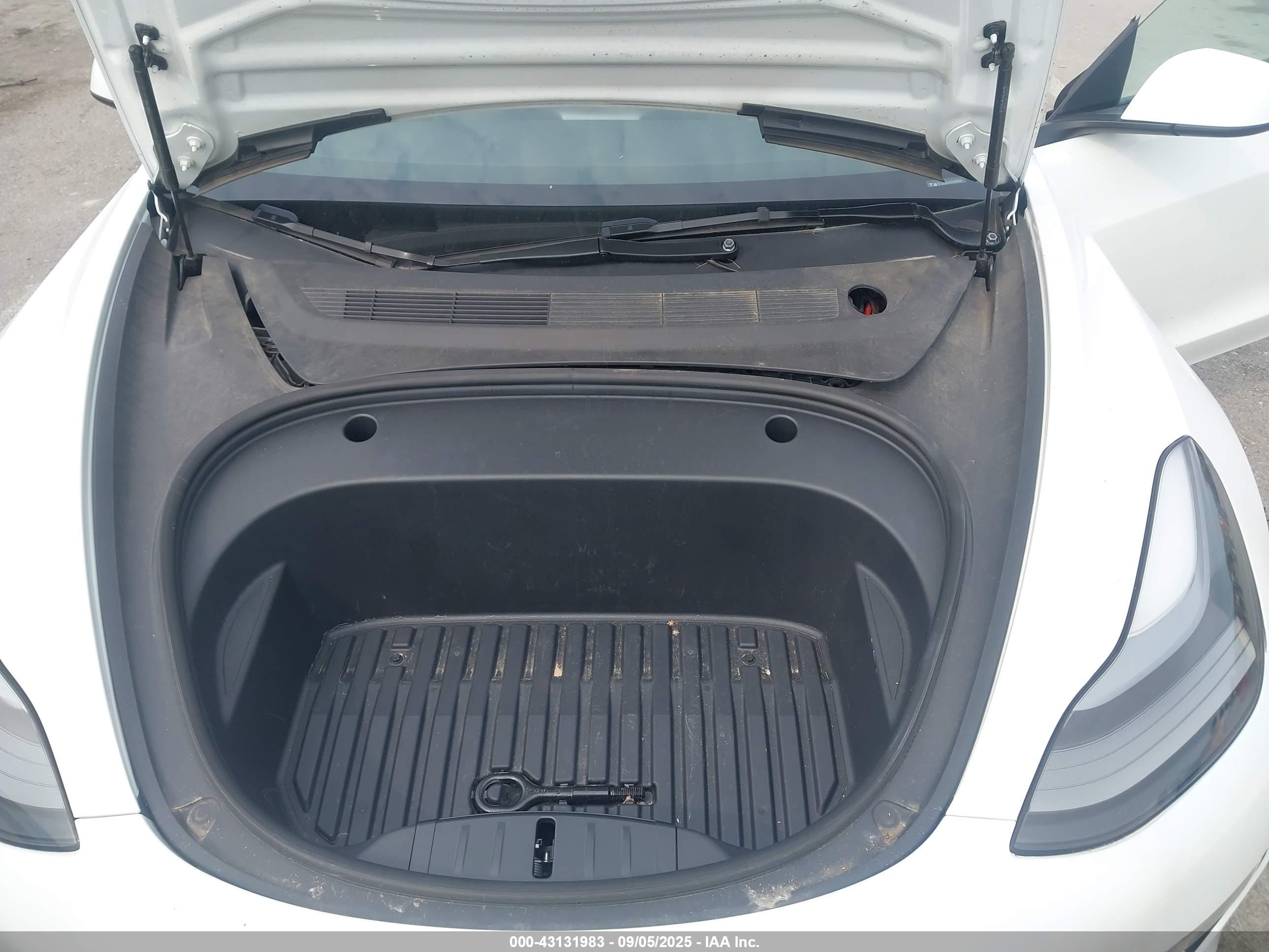 TESLA MODEL image 10