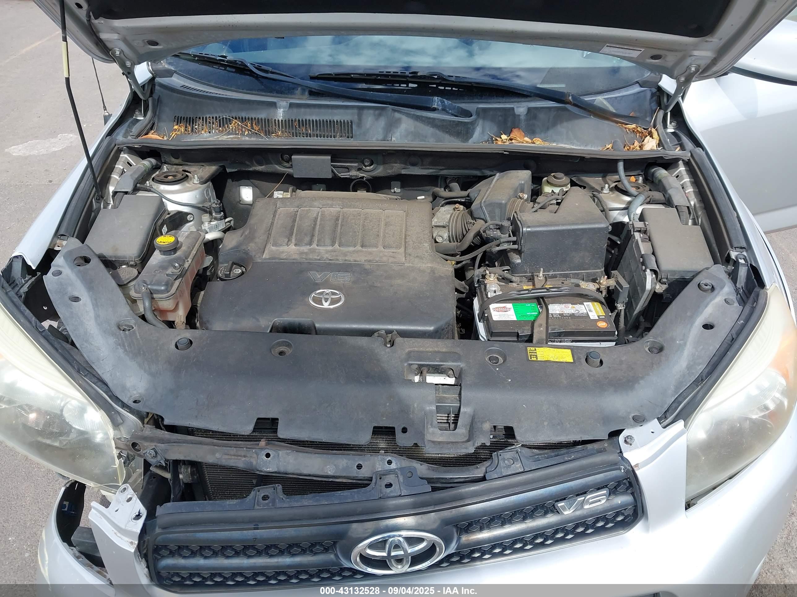 TOYOTA RAV4 image 10
