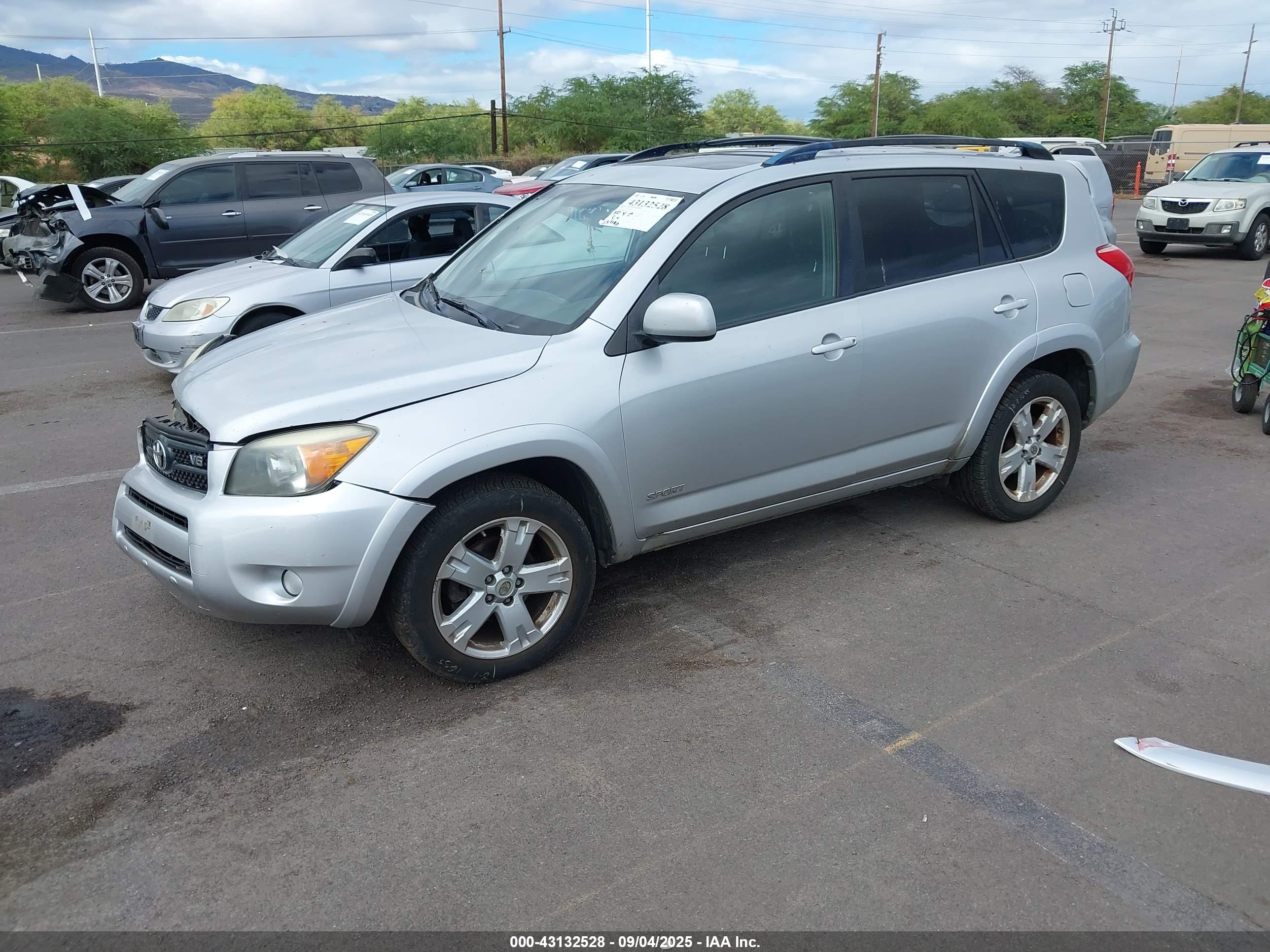 TOYOTA RAV4 image 2