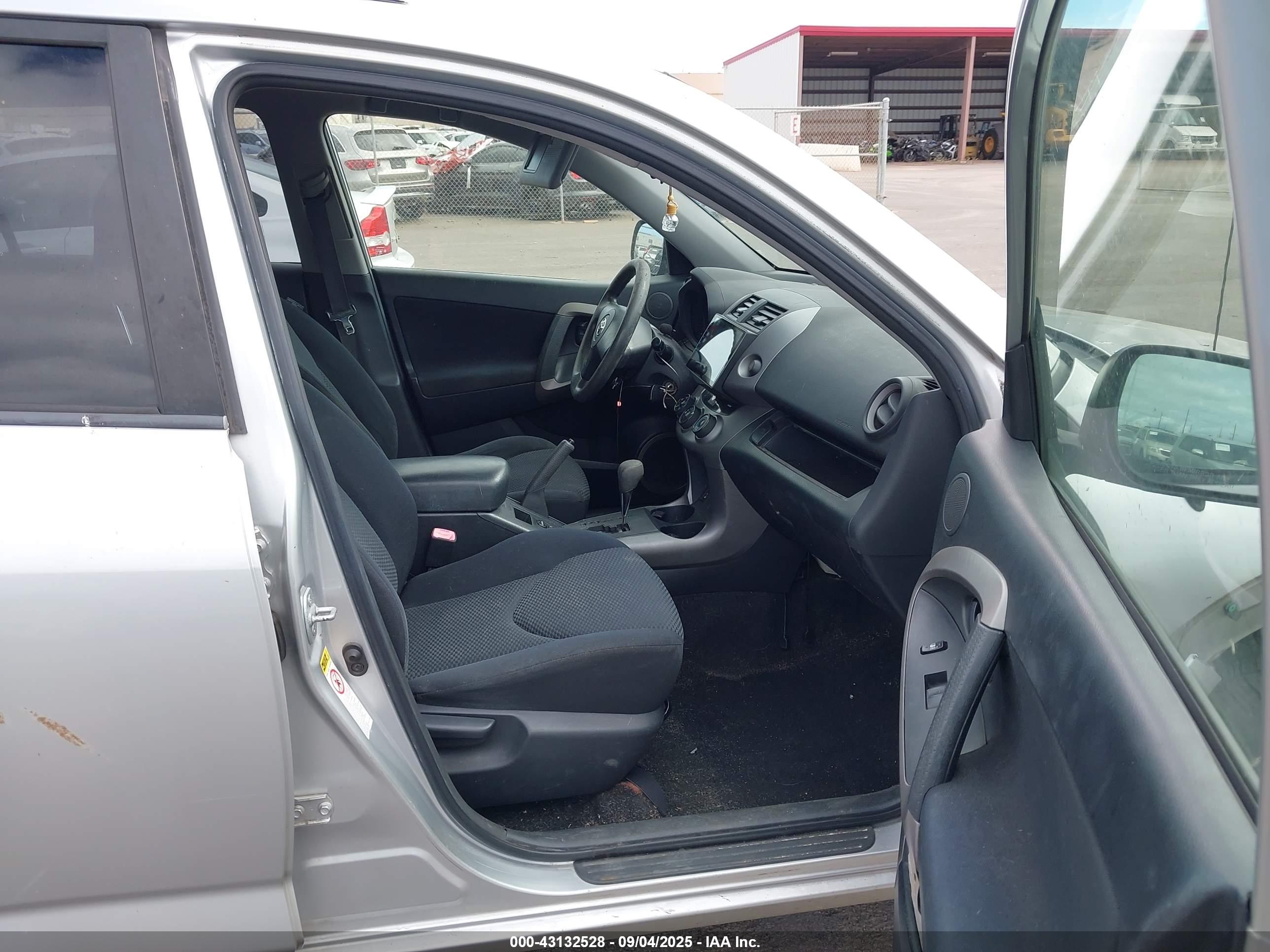 TOYOTA RAV4 image 5