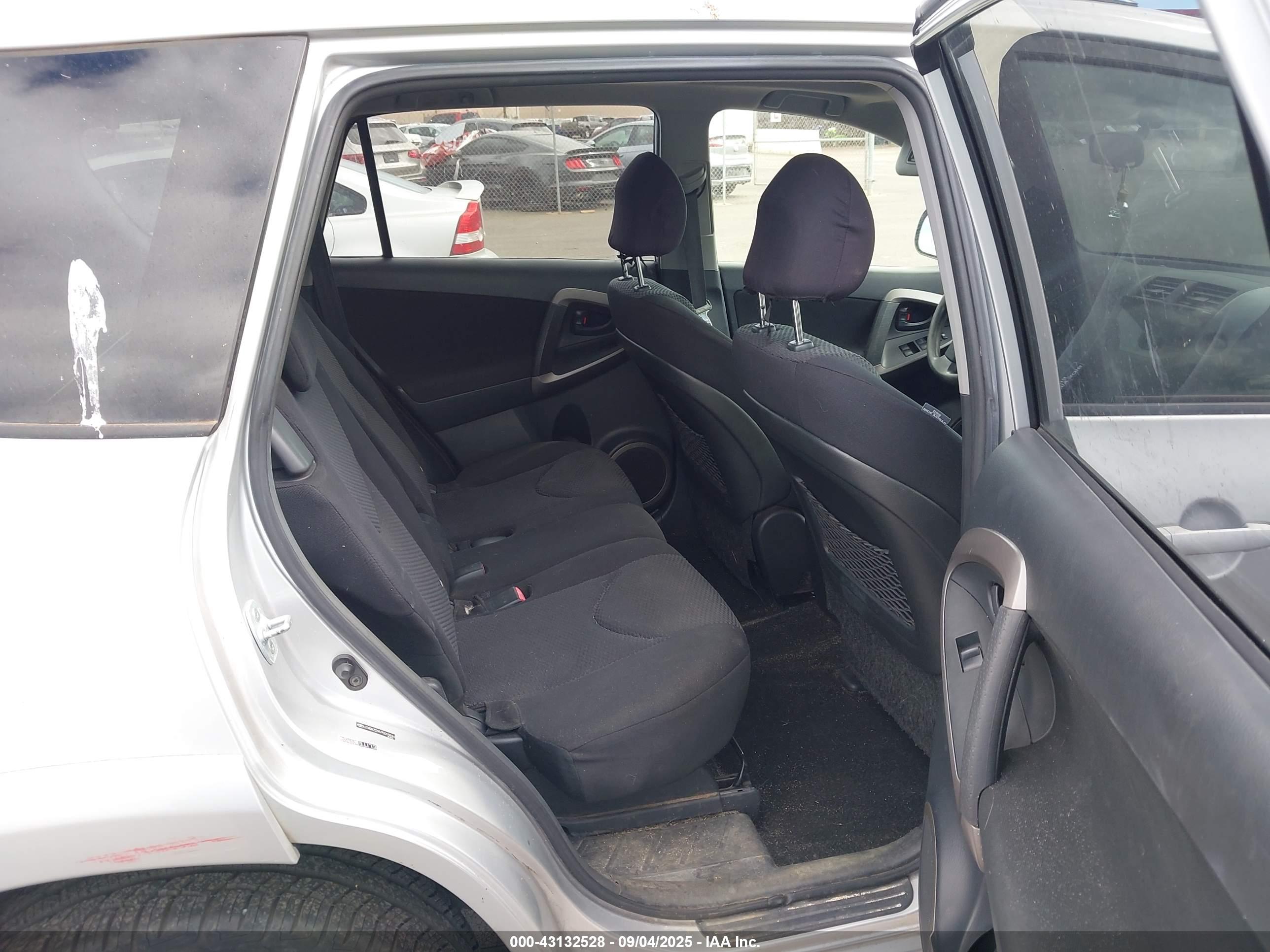 TOYOTA RAV4 image 8