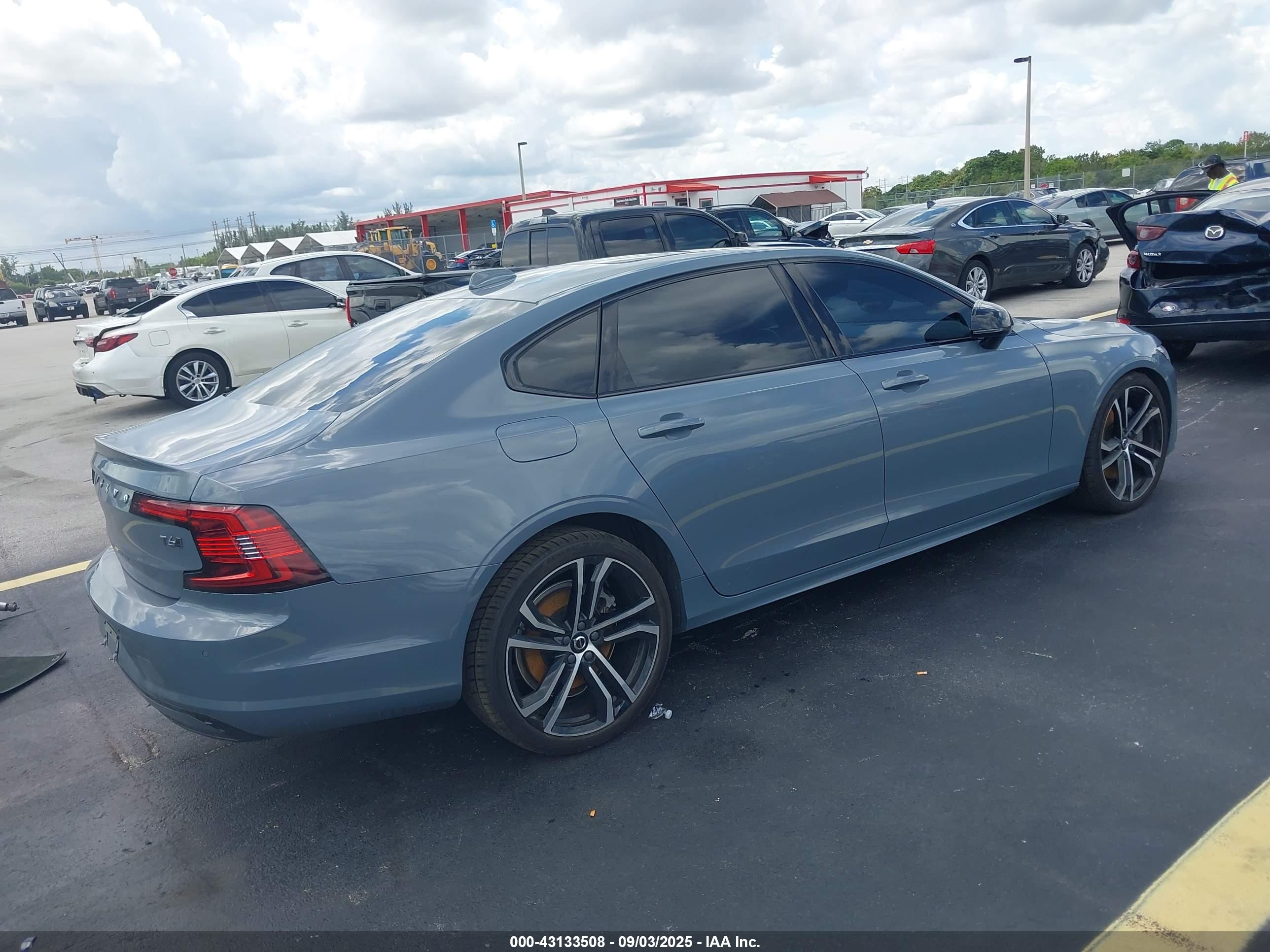 VOLVO S90 image 4