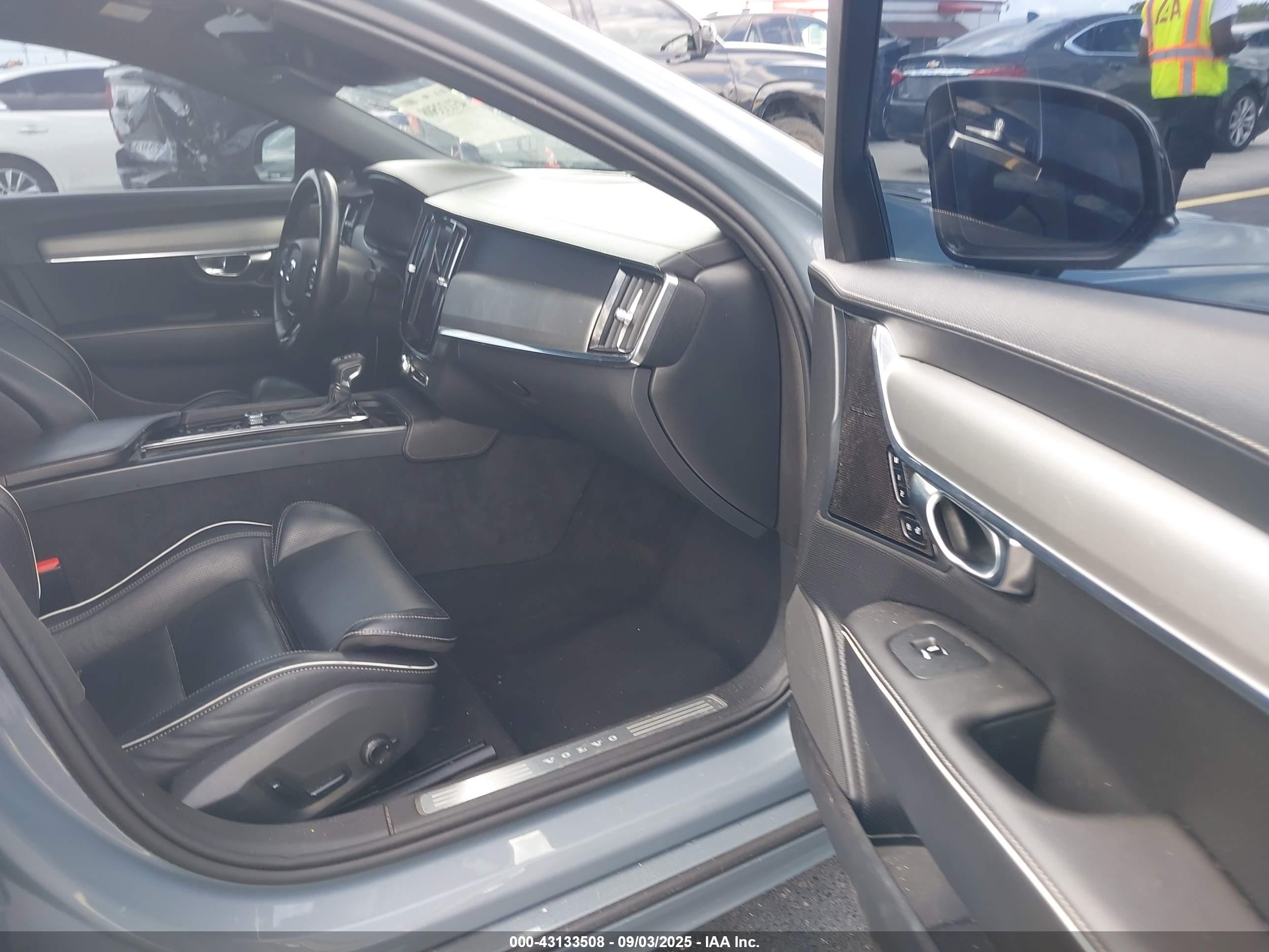 VOLVO S90 image 5
