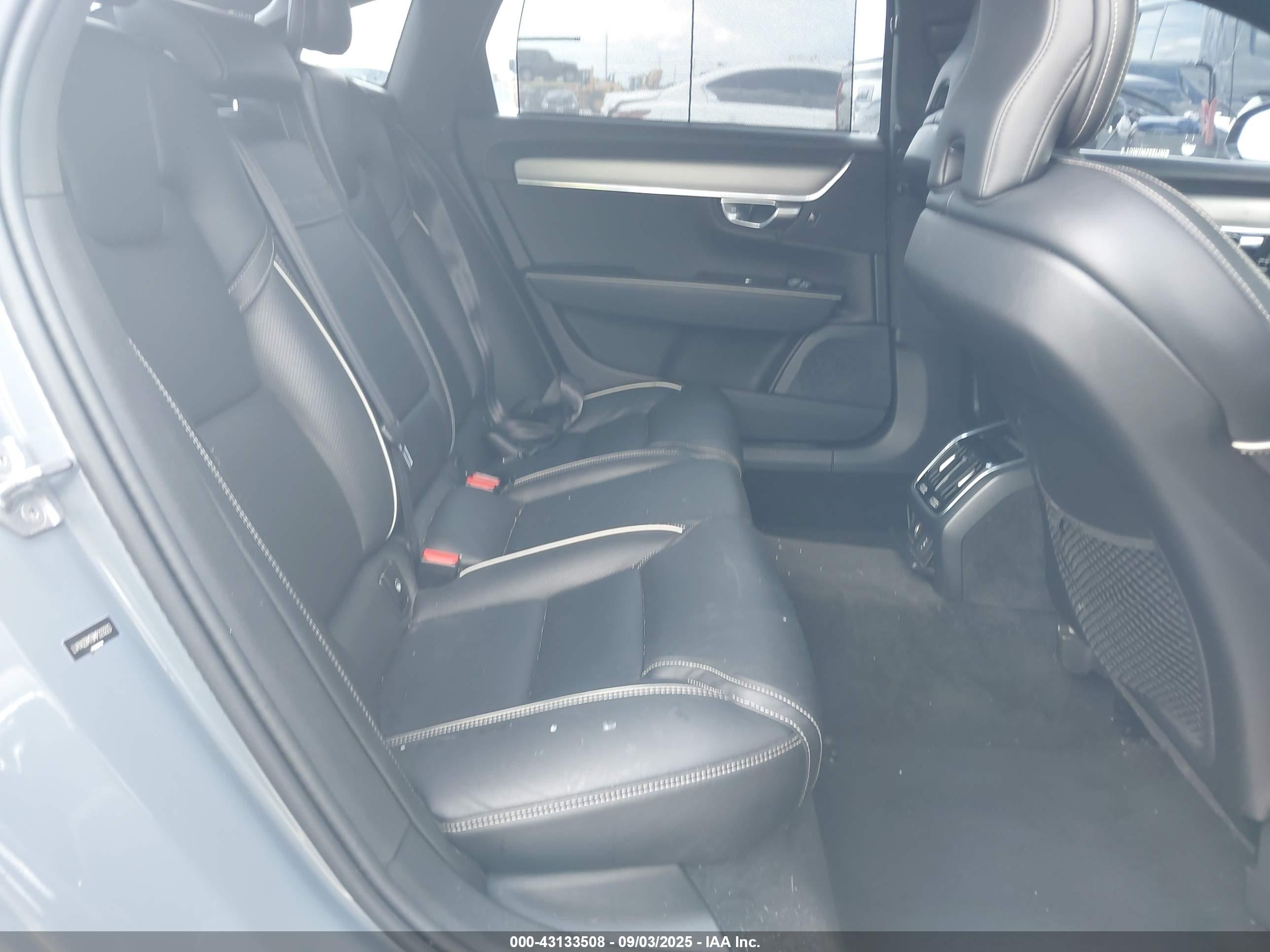 VOLVO S90 image 8