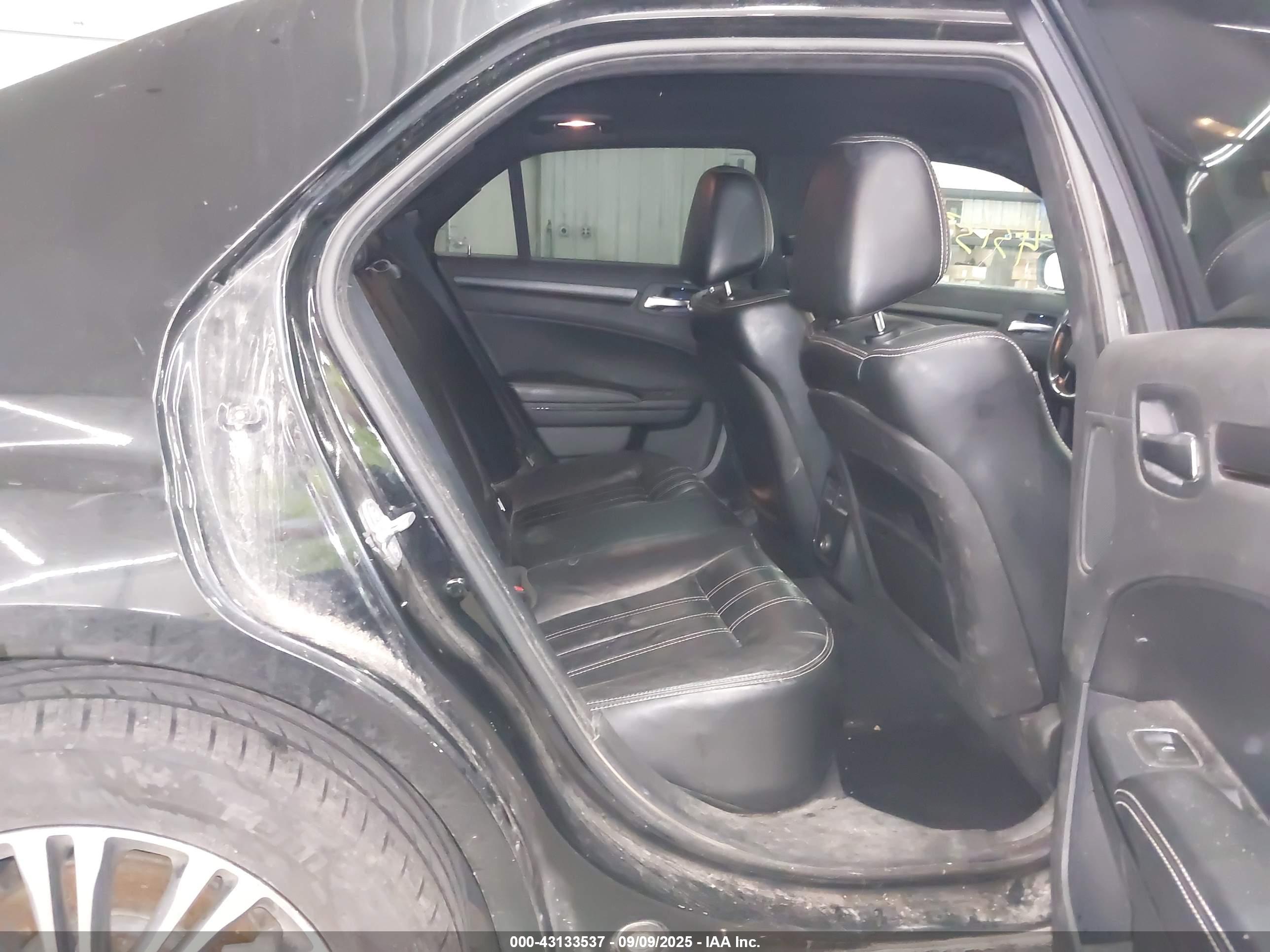 CHRYSLER 300 image 8