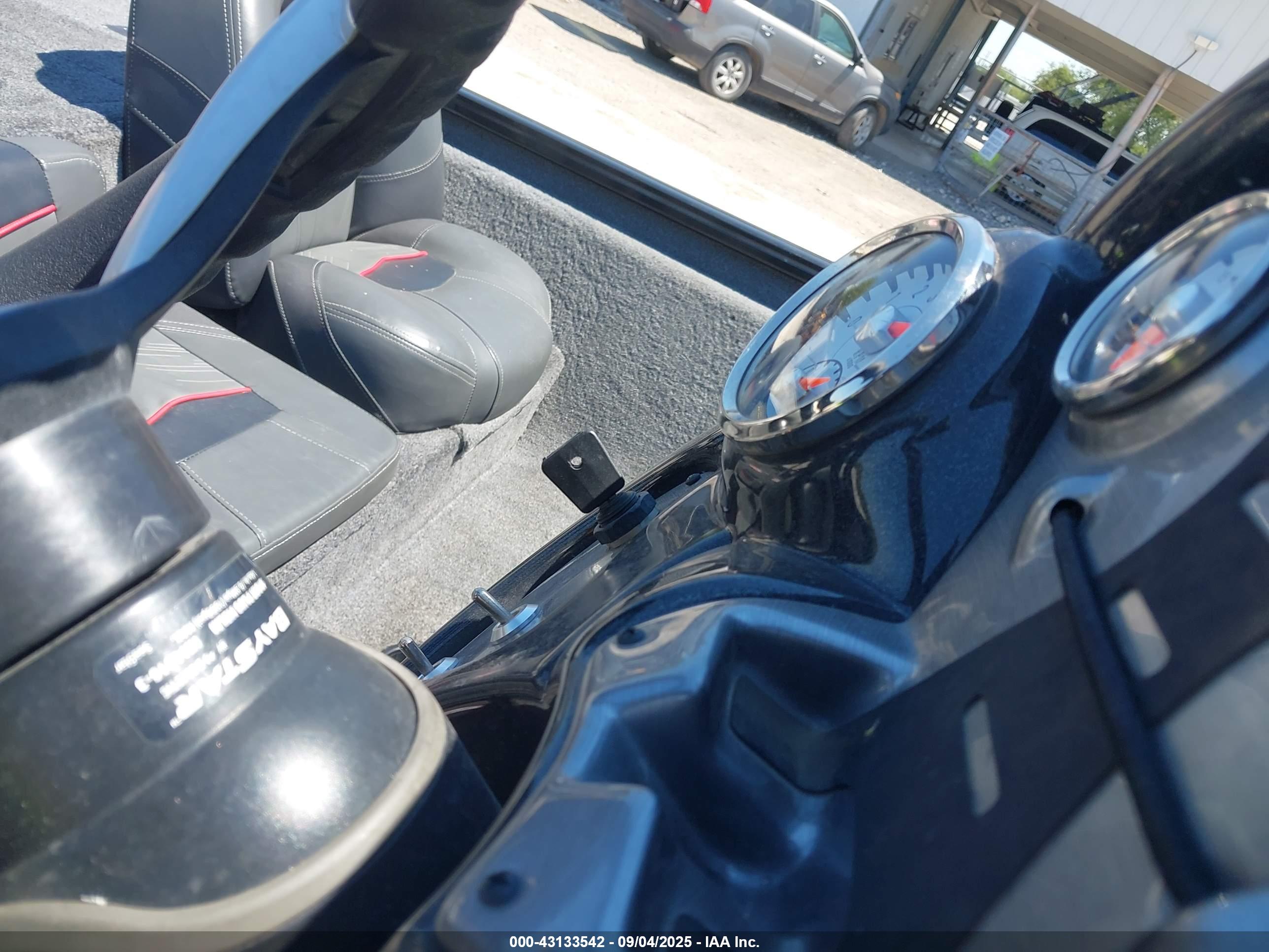 TRACKER 18' image 11