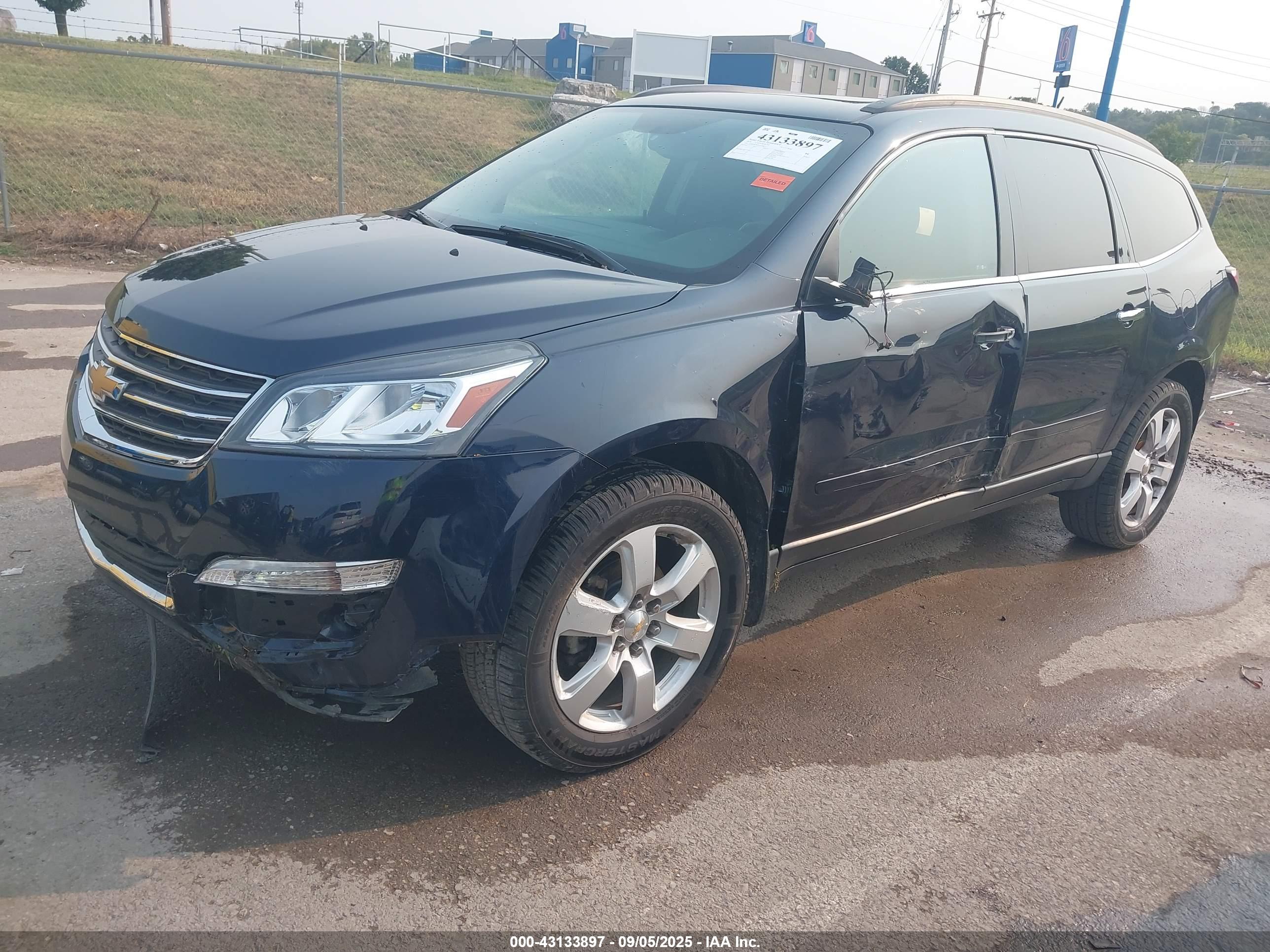 CHEVROLET TRAVERSE image 2