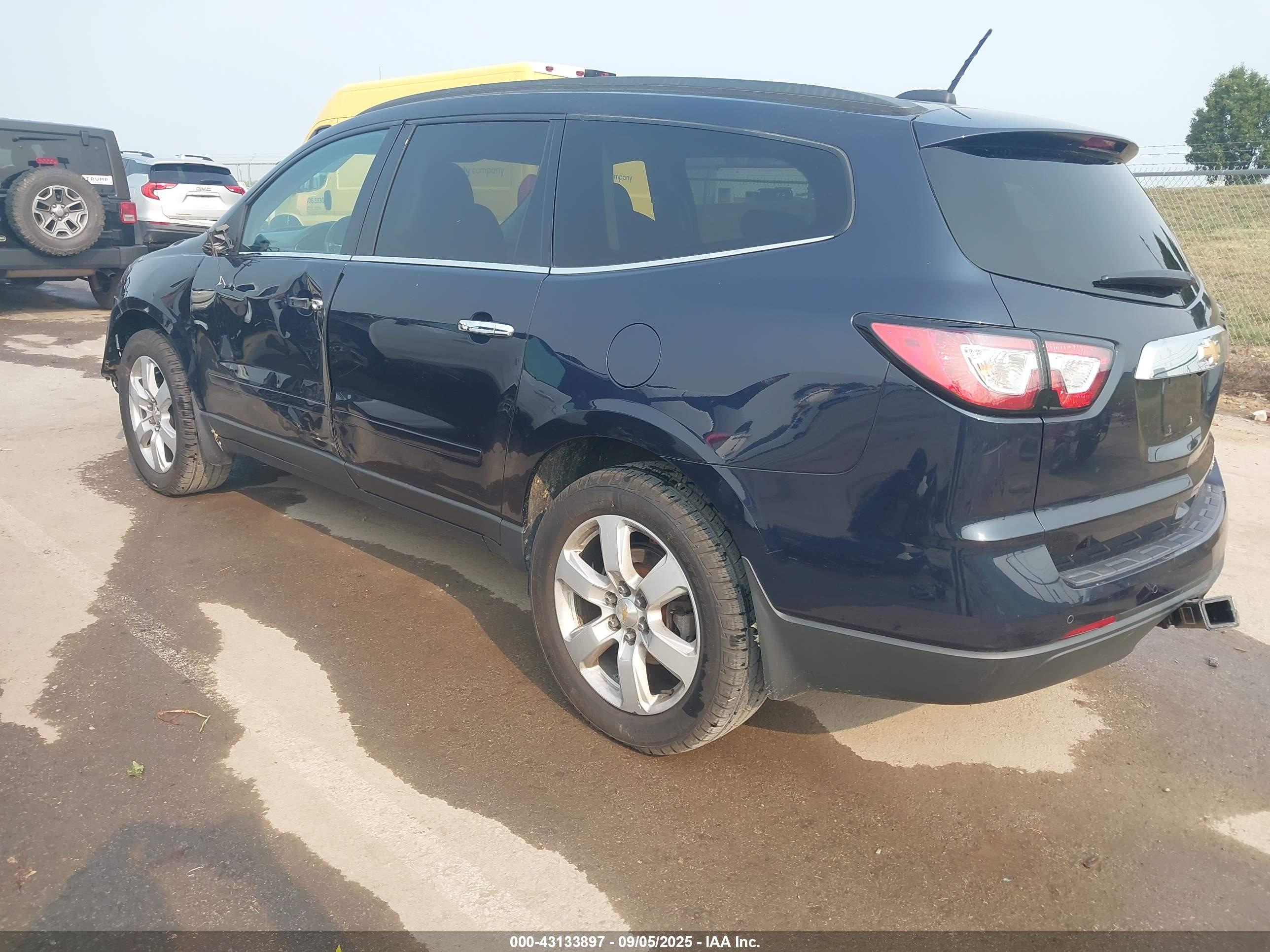 CHEVROLET TRAVERSE image 3