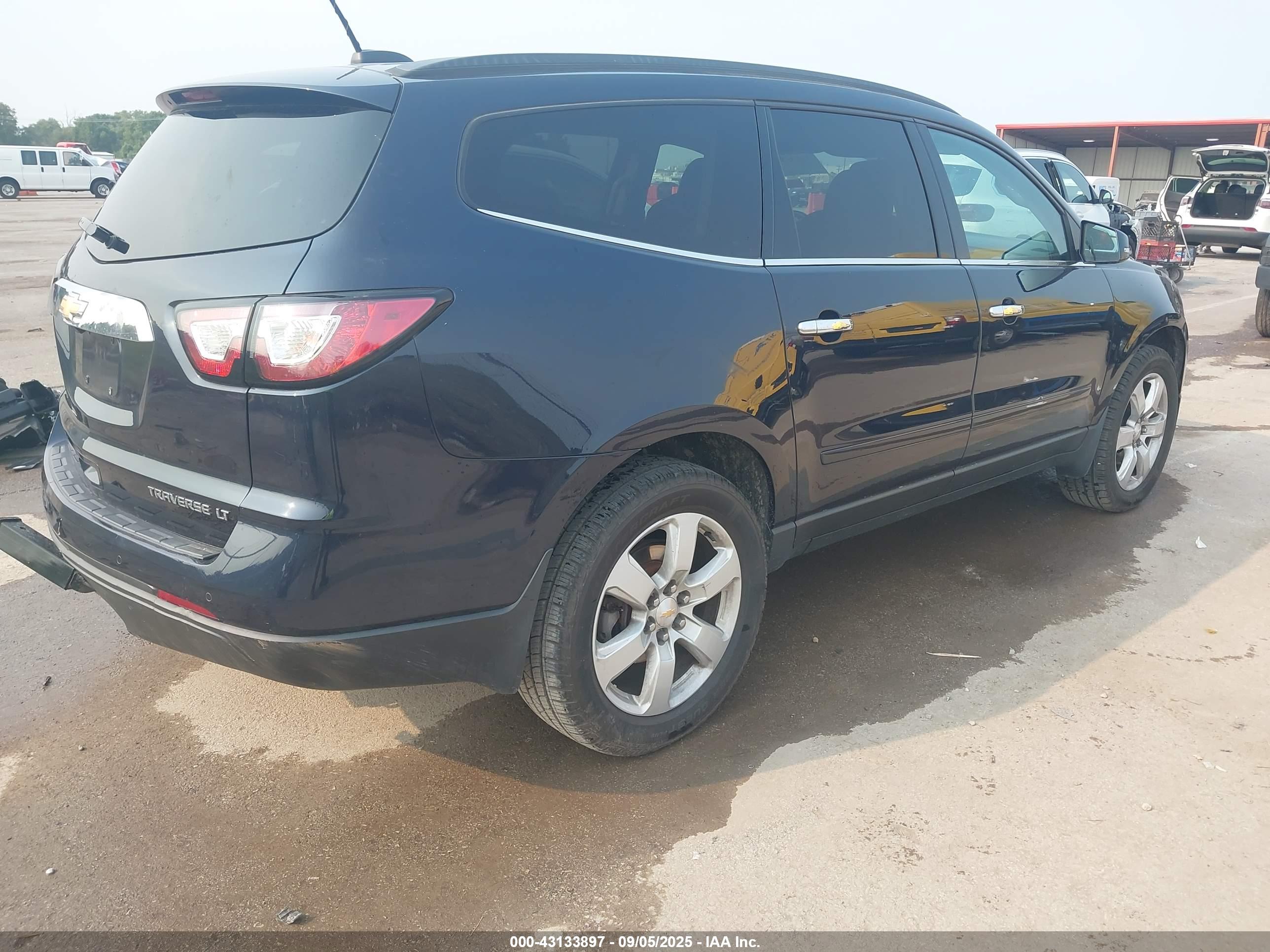 CHEVROLET TRAVERSE image 4