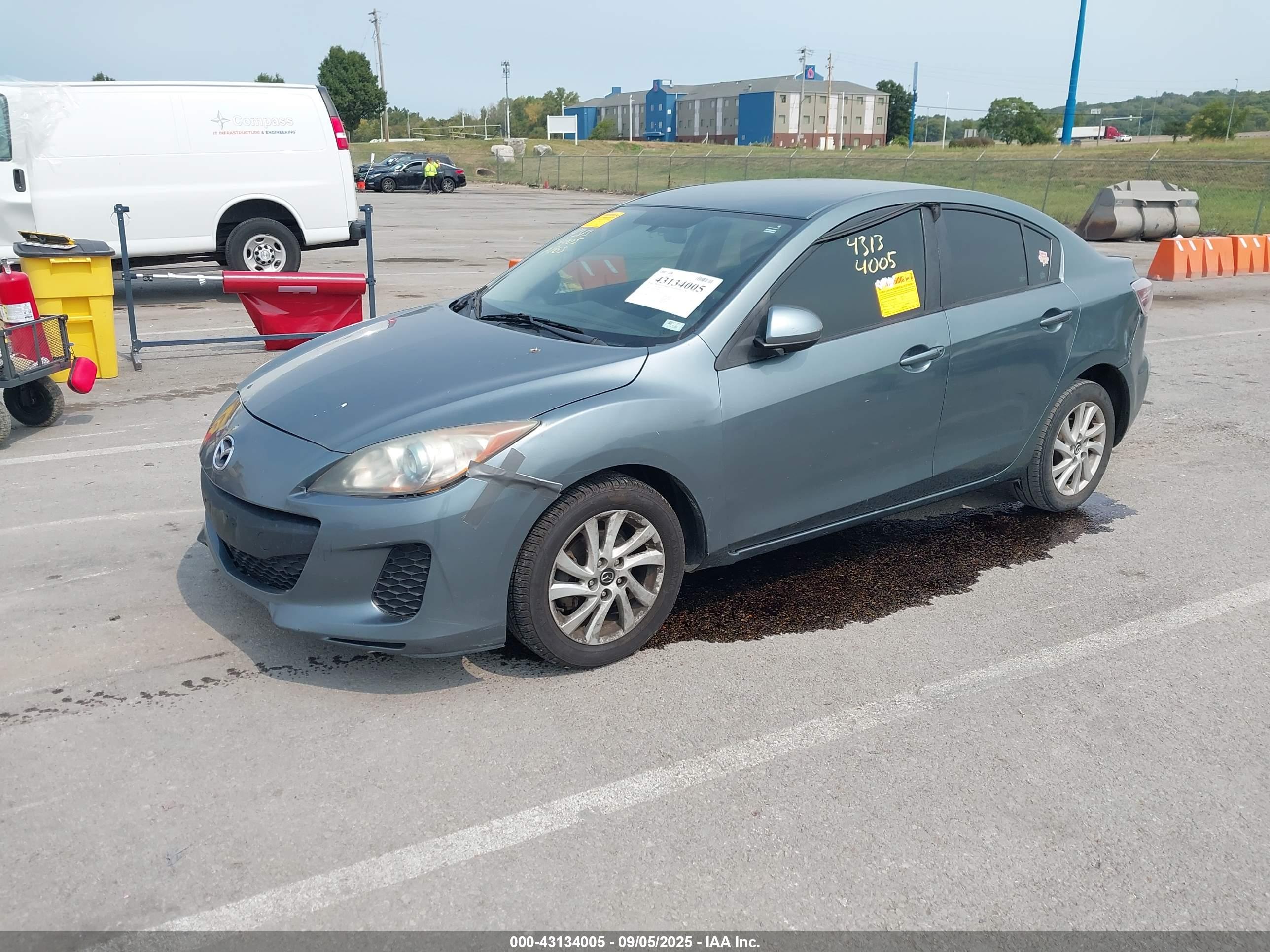 MAZDA MAZDA3 image 2