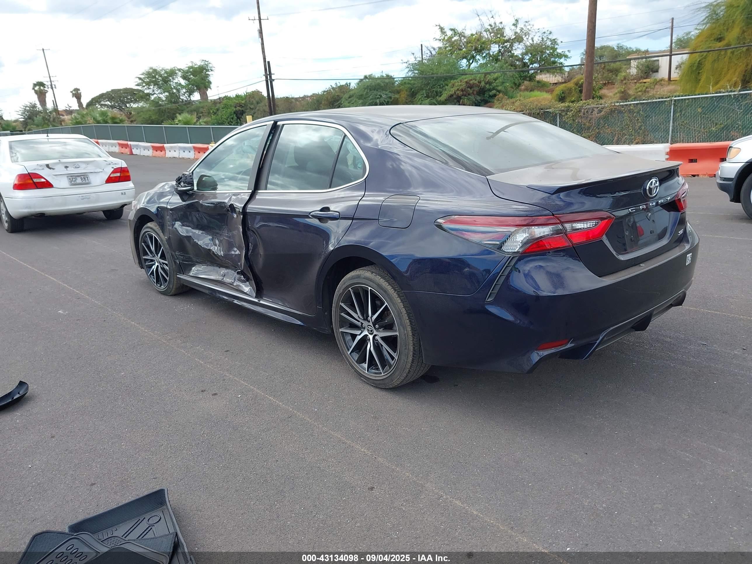 TOYOTA CAMRY image 3
