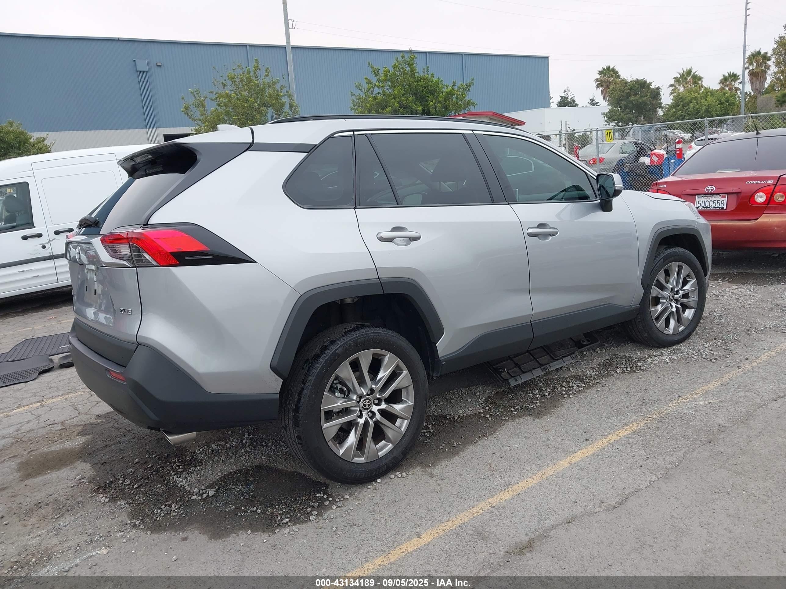 TOYOTA RAV4 image 4