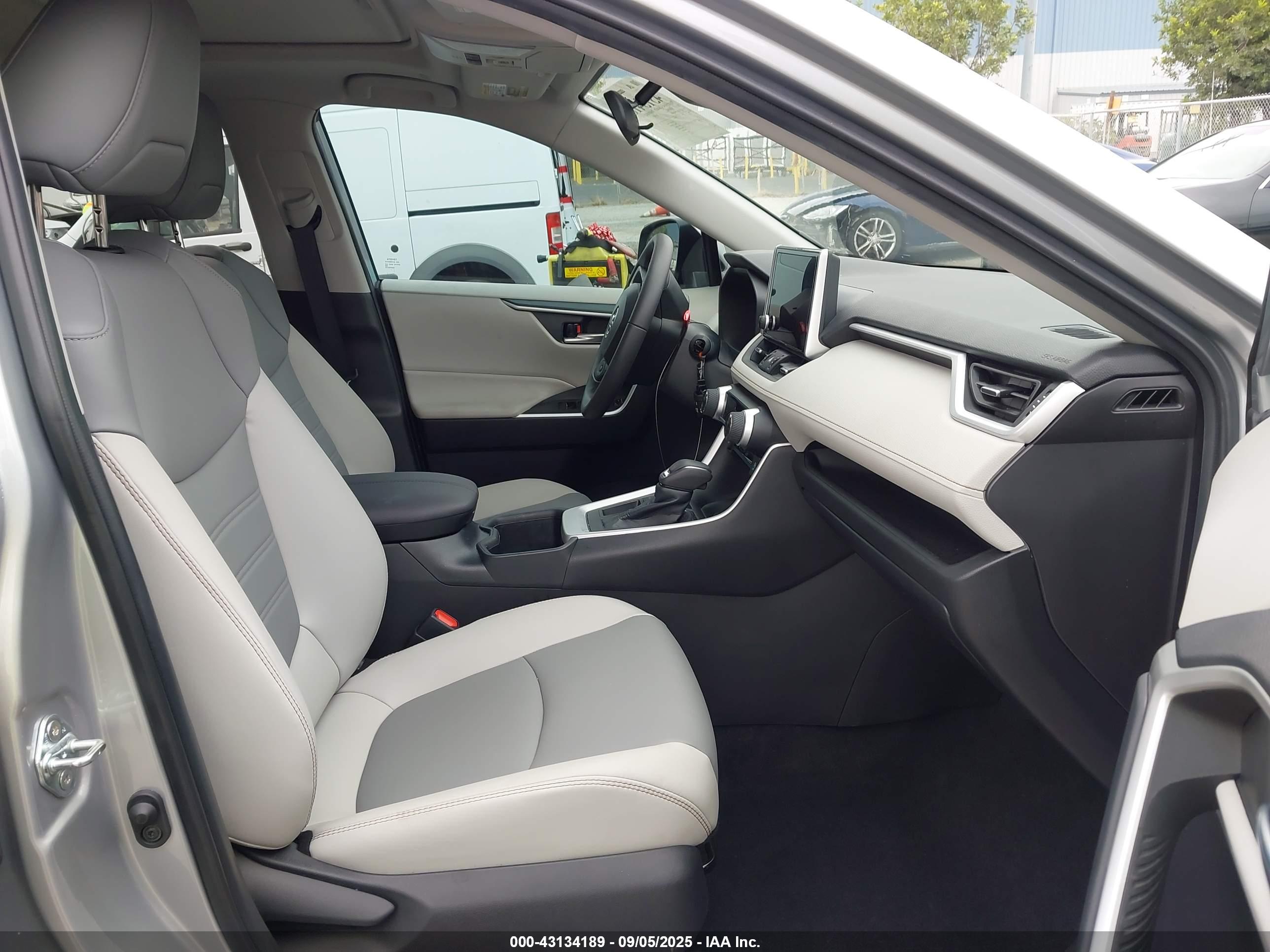 TOYOTA RAV4 image 5