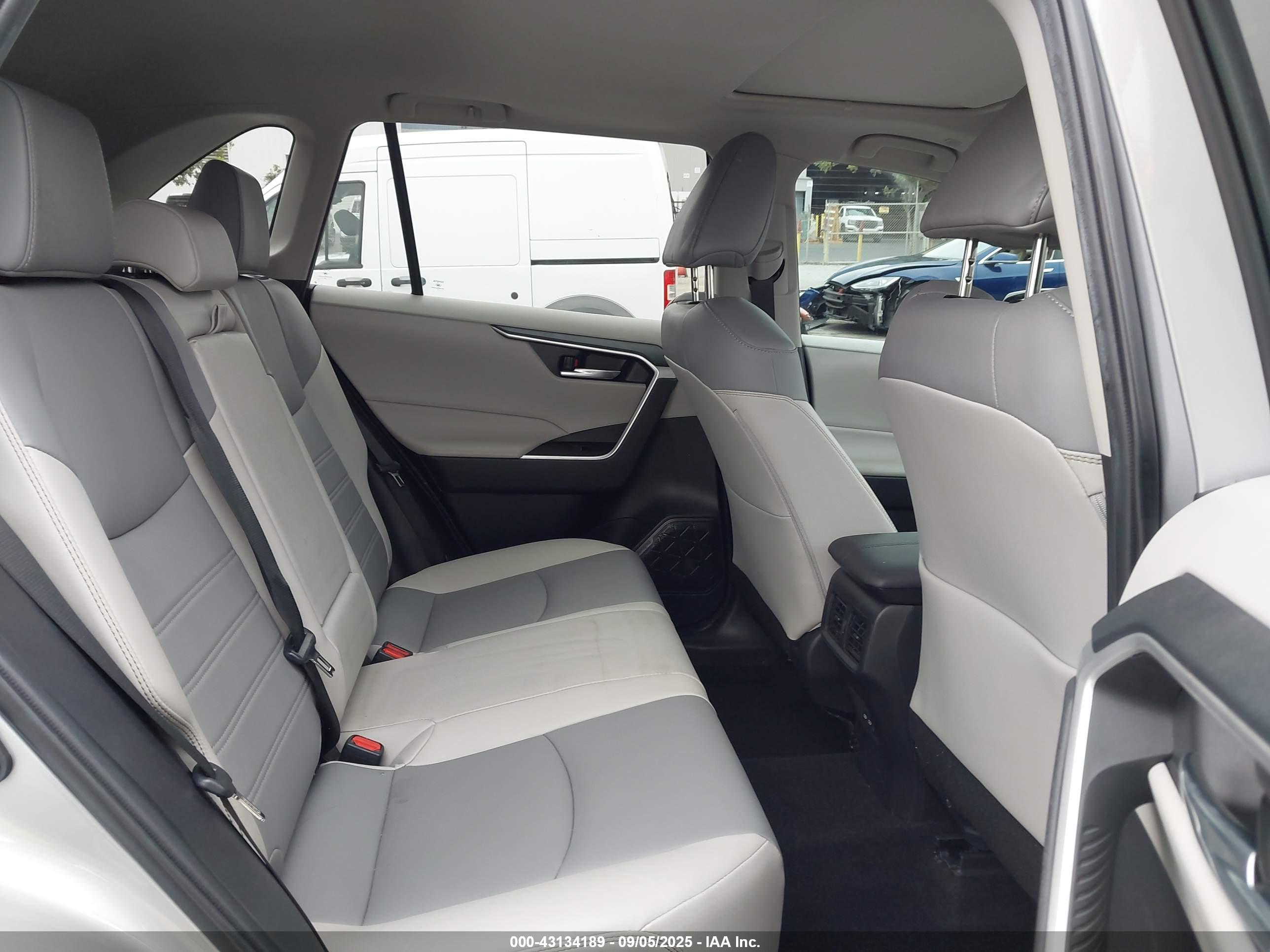 TOYOTA RAV4 image 8