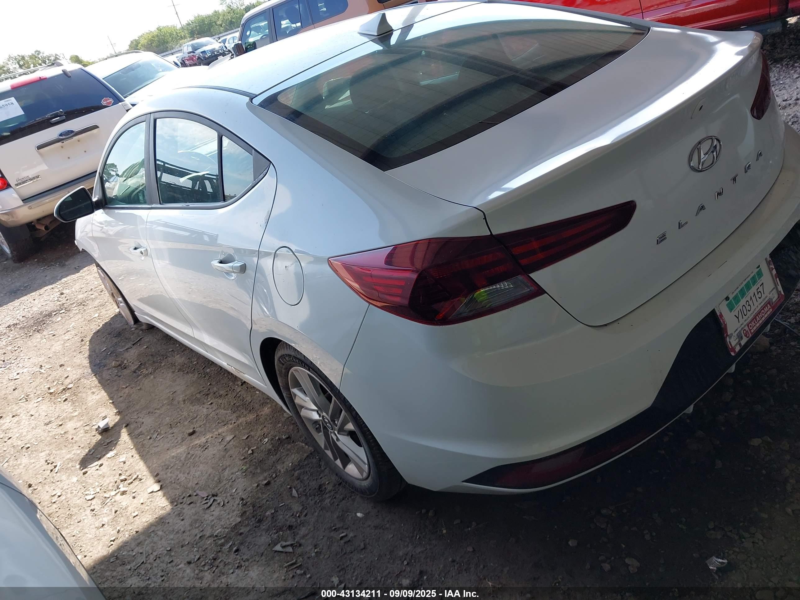 HYUNDAI ELANTRA image 3