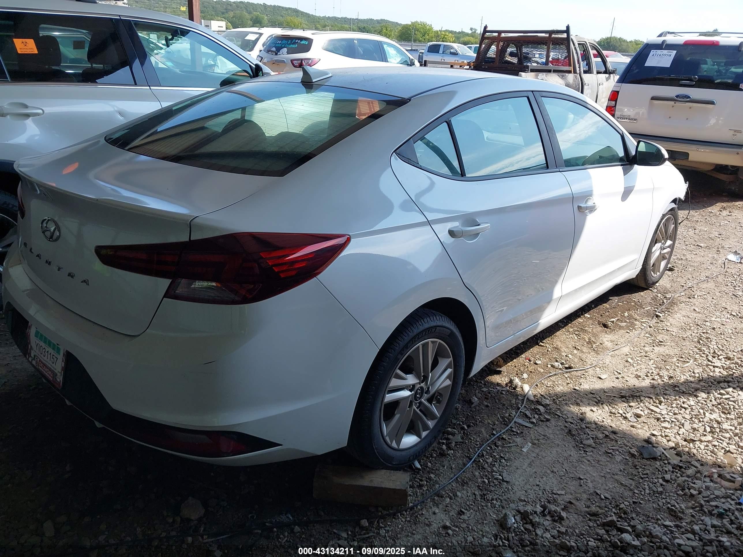HYUNDAI ELANTRA image 4