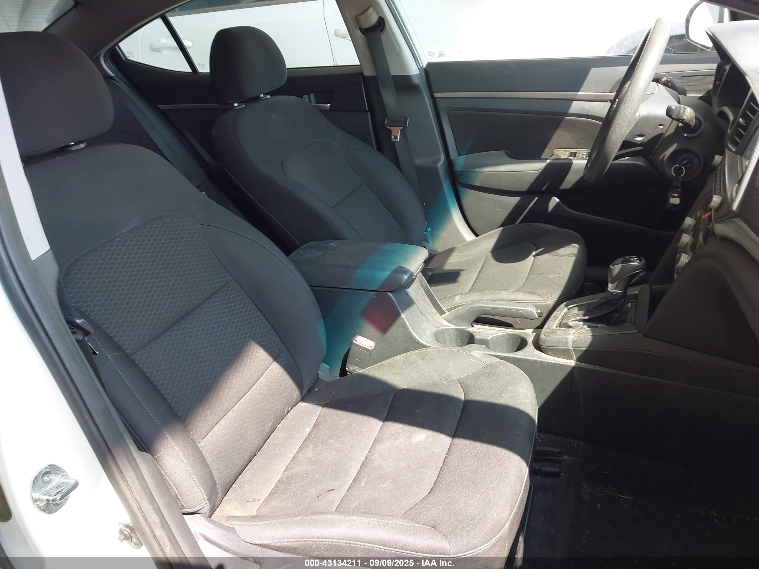 HYUNDAI ELANTRA image 5
