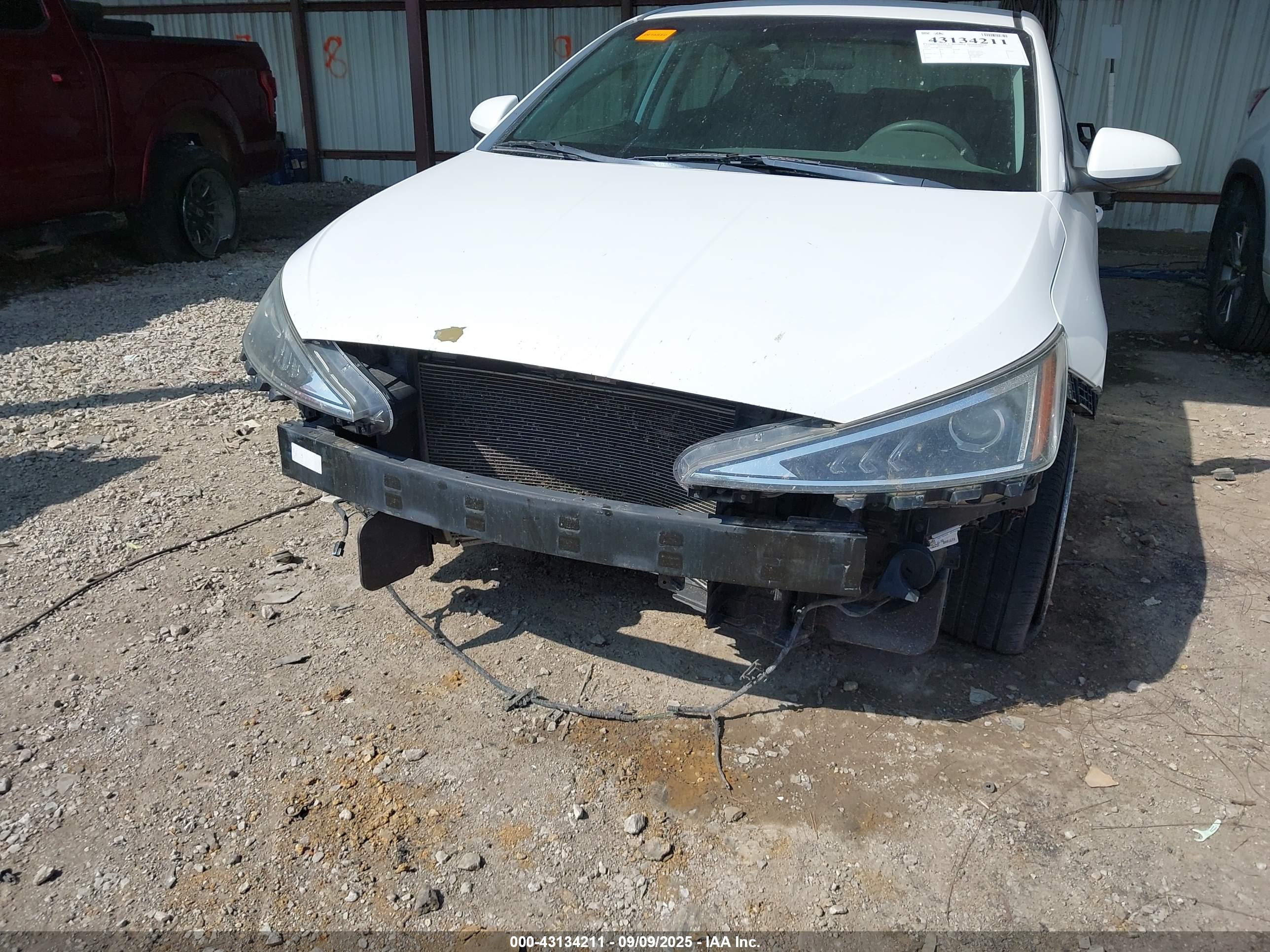 HYUNDAI ELANTRA image 6