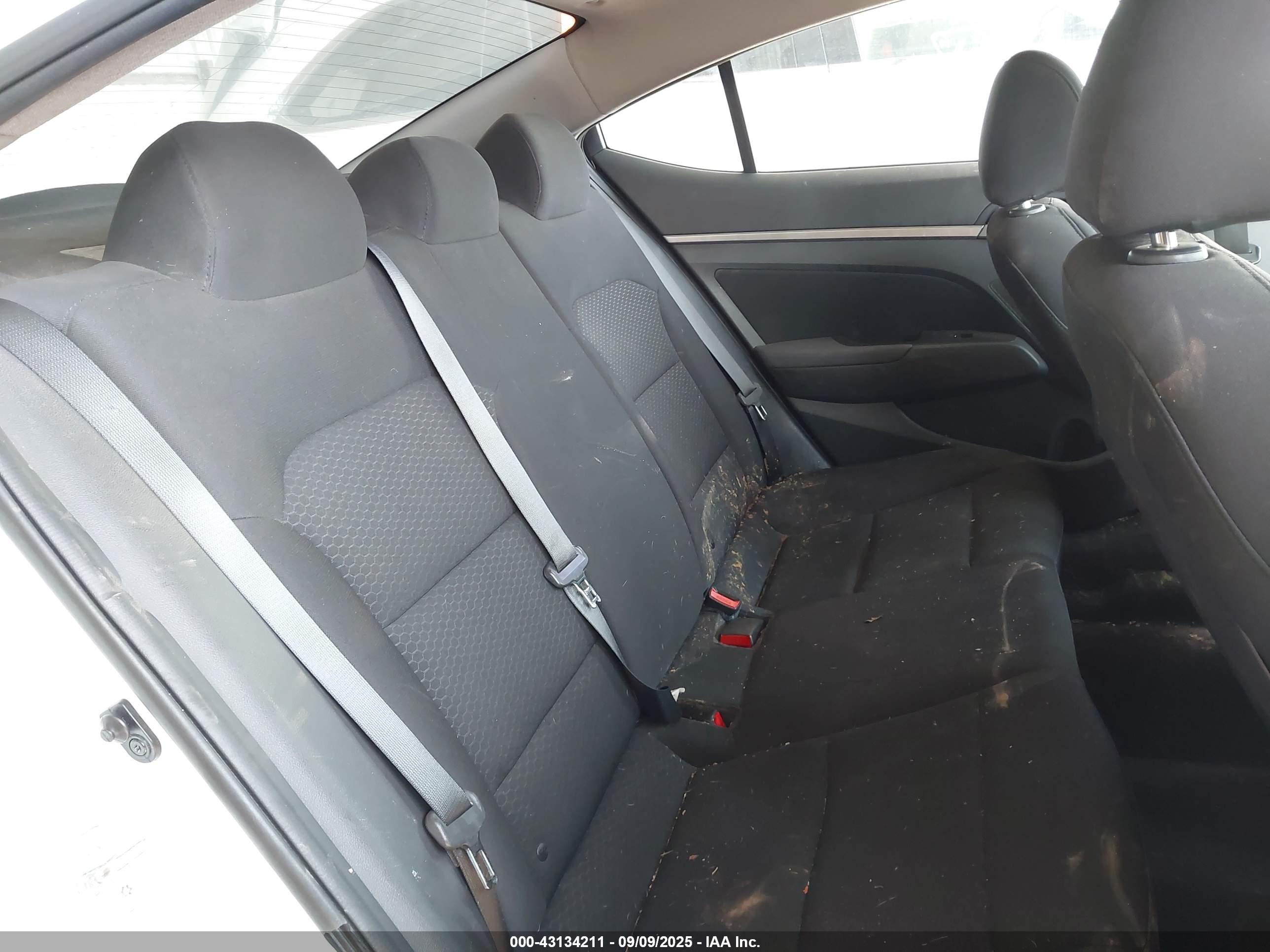 HYUNDAI ELANTRA image 8
