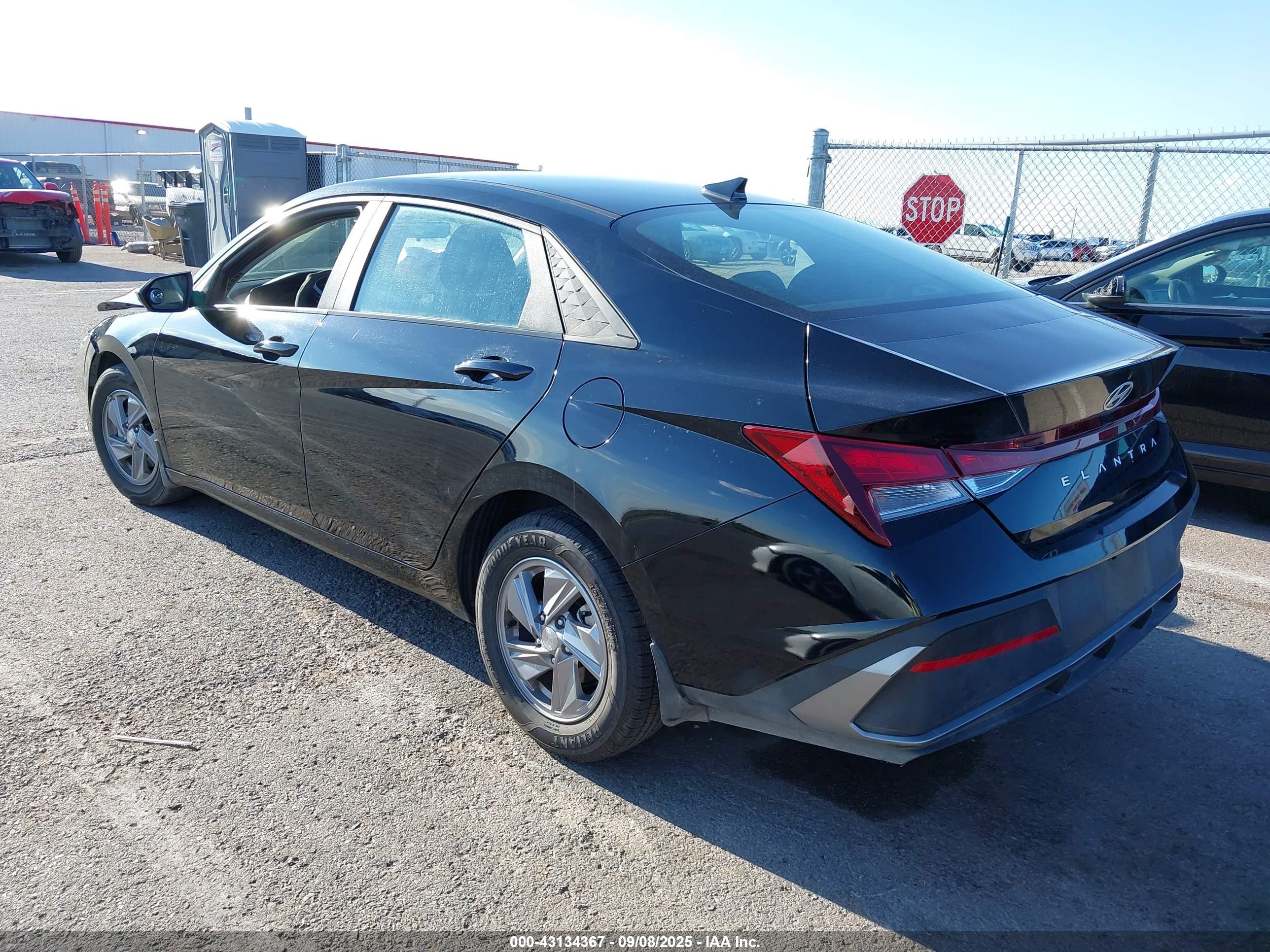 HYUNDAI ELANTRA image 3