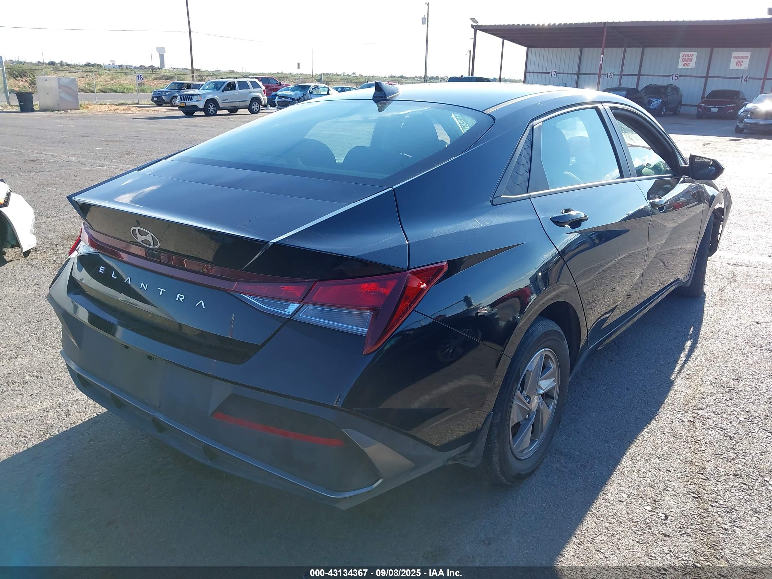 HYUNDAI ELANTRA image 4
