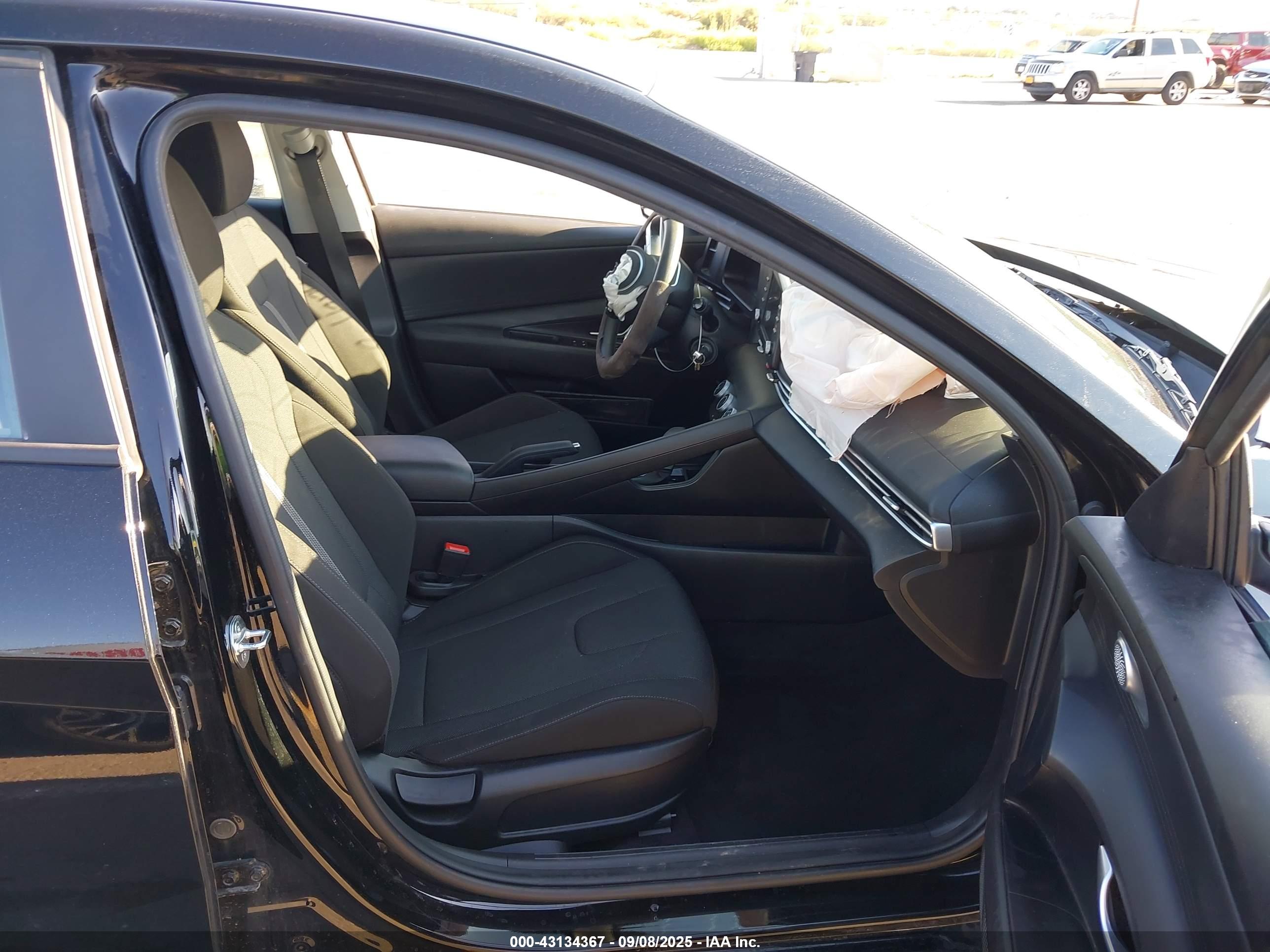 HYUNDAI ELANTRA image 5