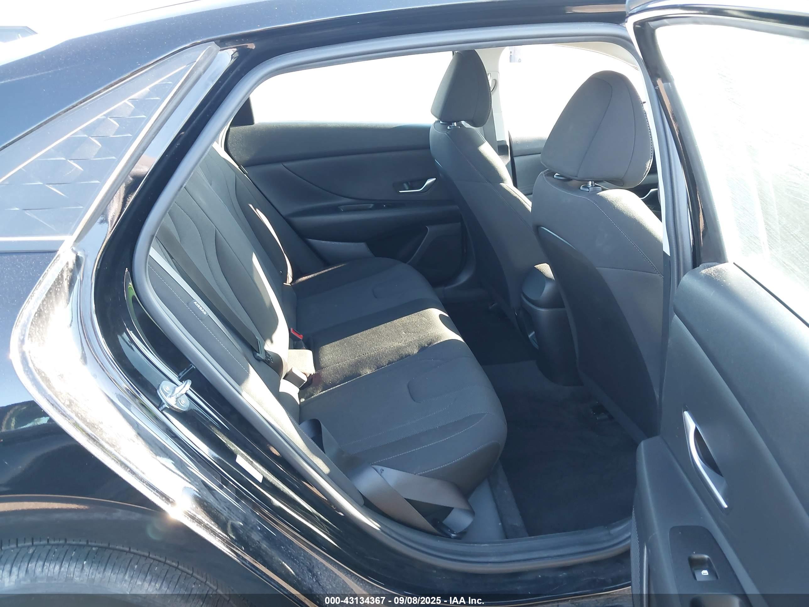 HYUNDAI ELANTRA image 8