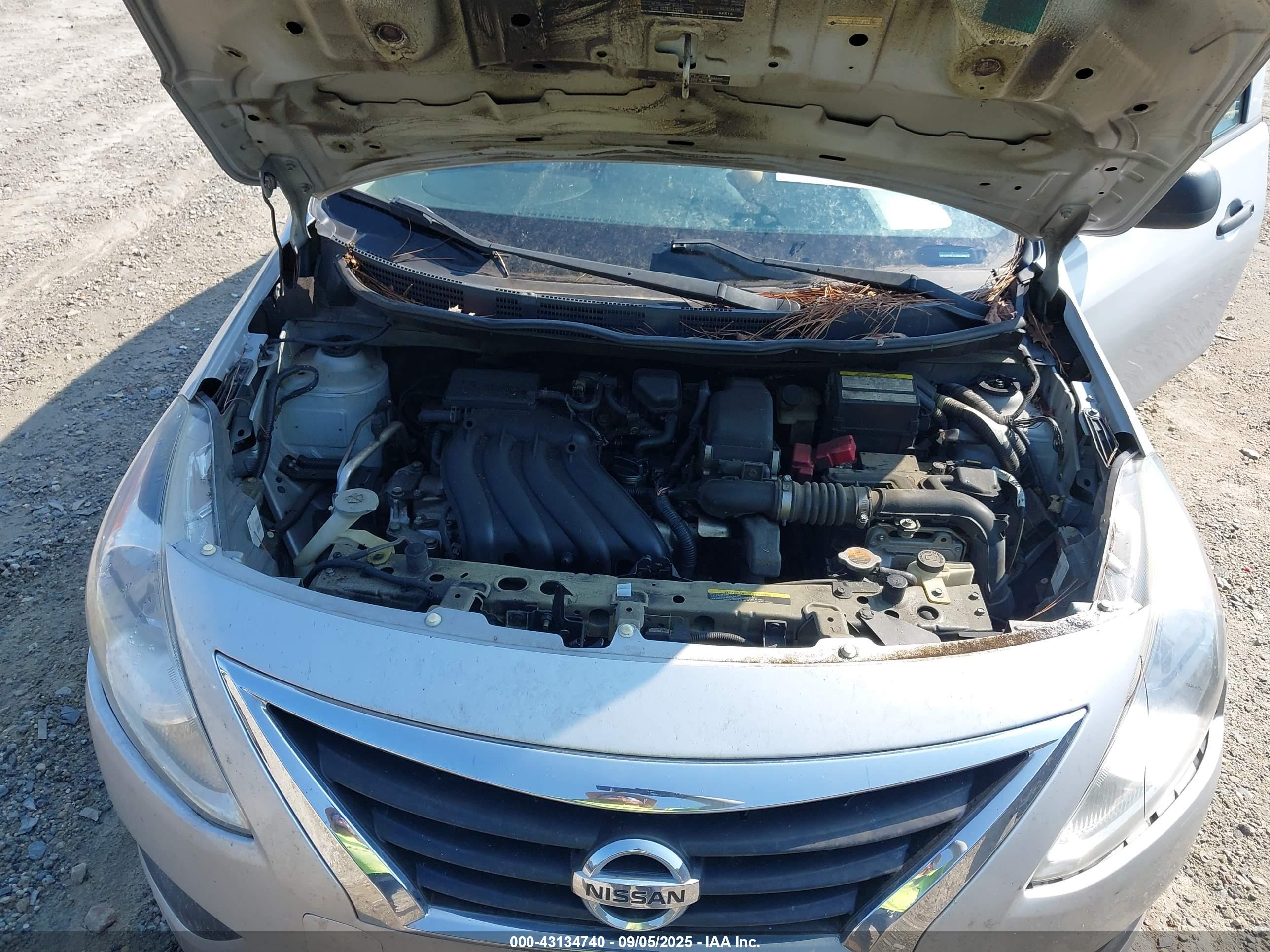 NISSAN VERSA image 10