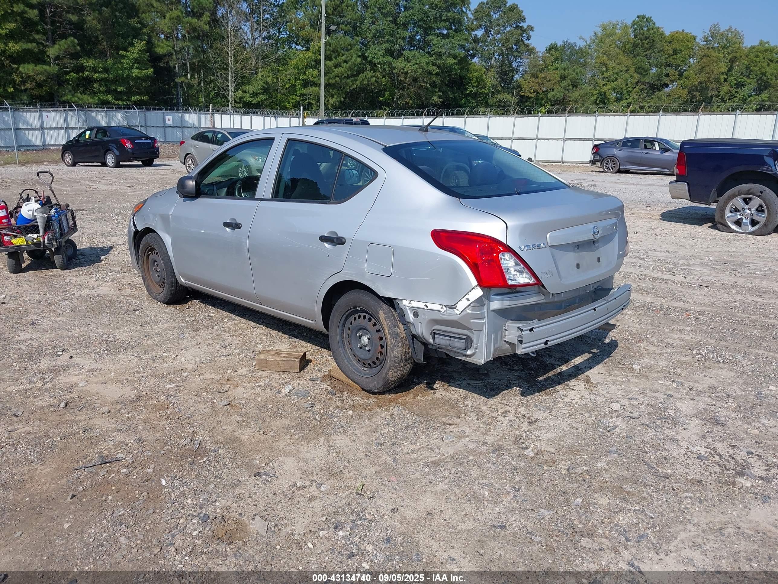 NISSAN VERSA image 3