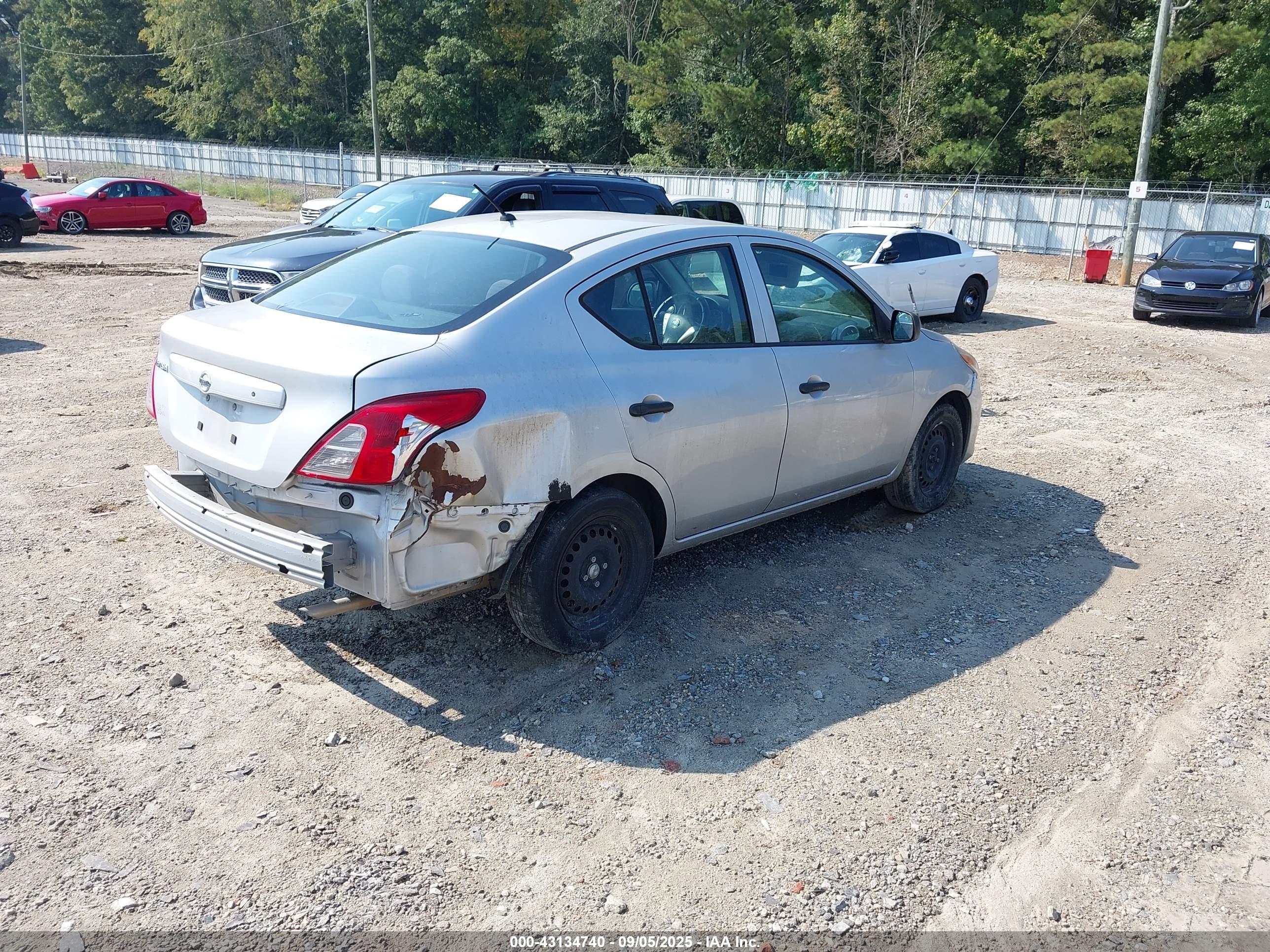 NISSAN VERSA image 4