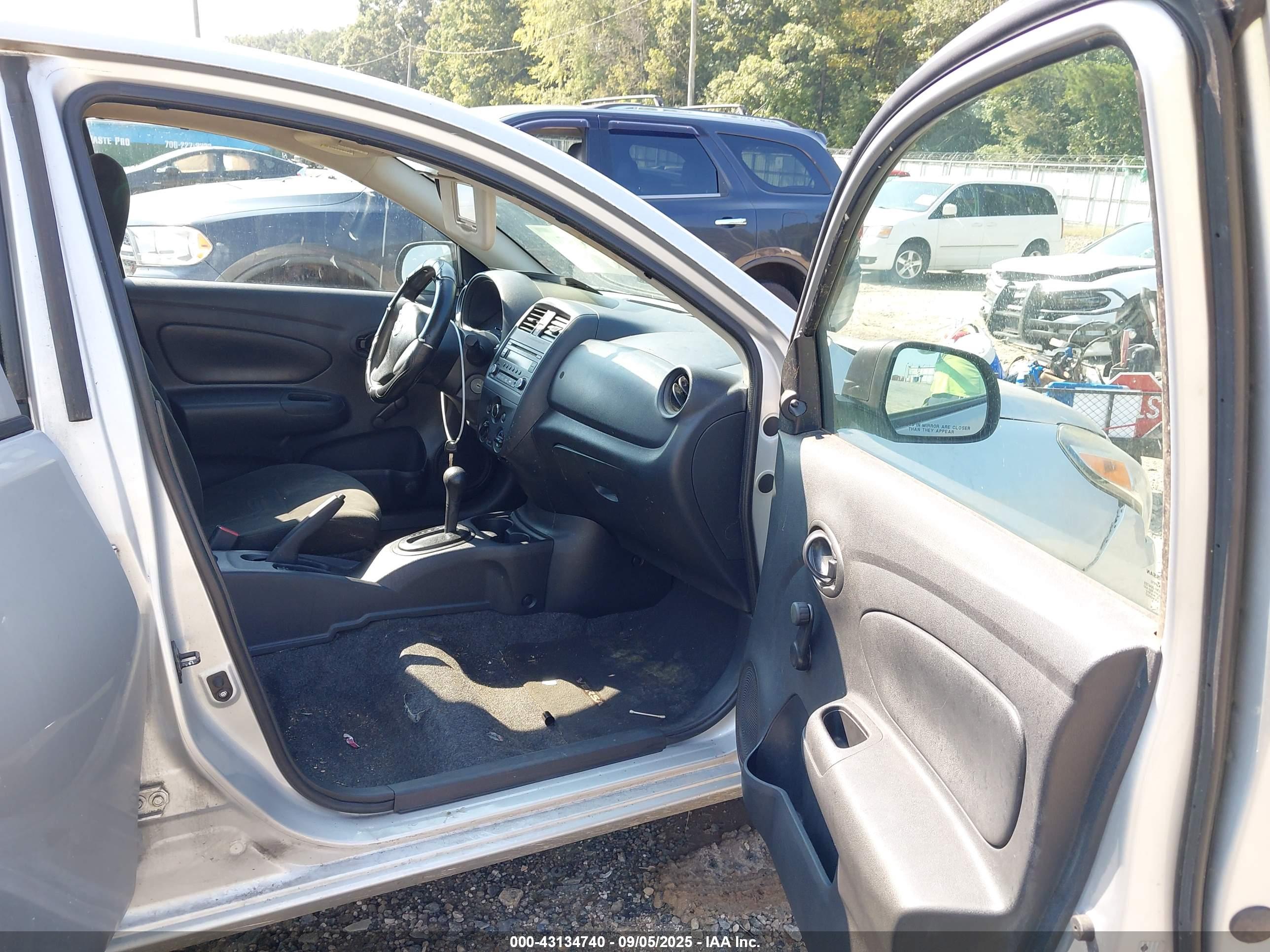 NISSAN VERSA image 5