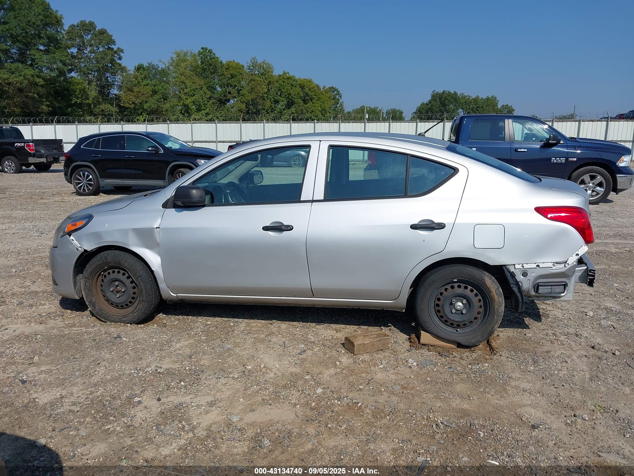 NISSAN VERSA image 6
