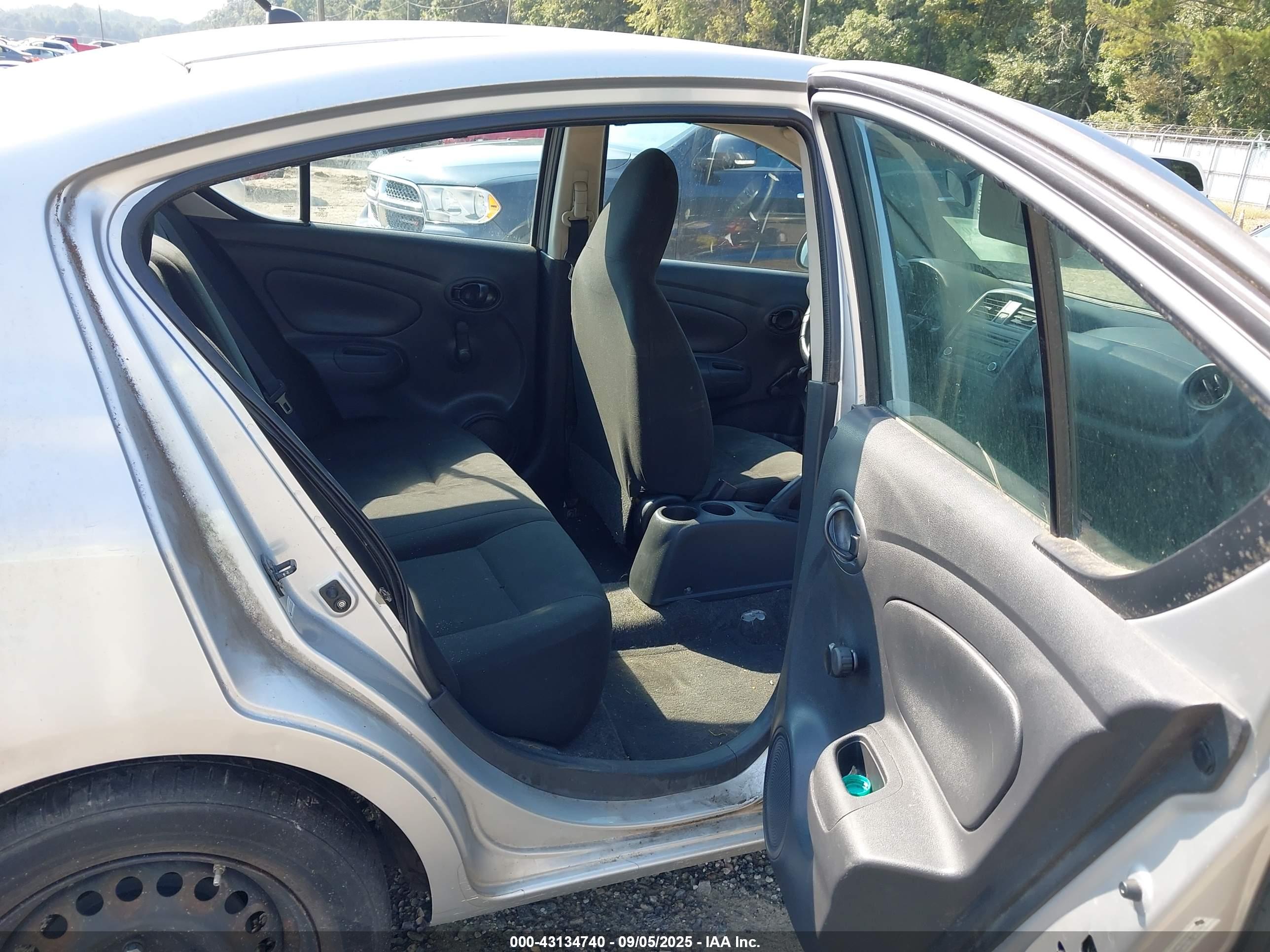 NISSAN VERSA image 8