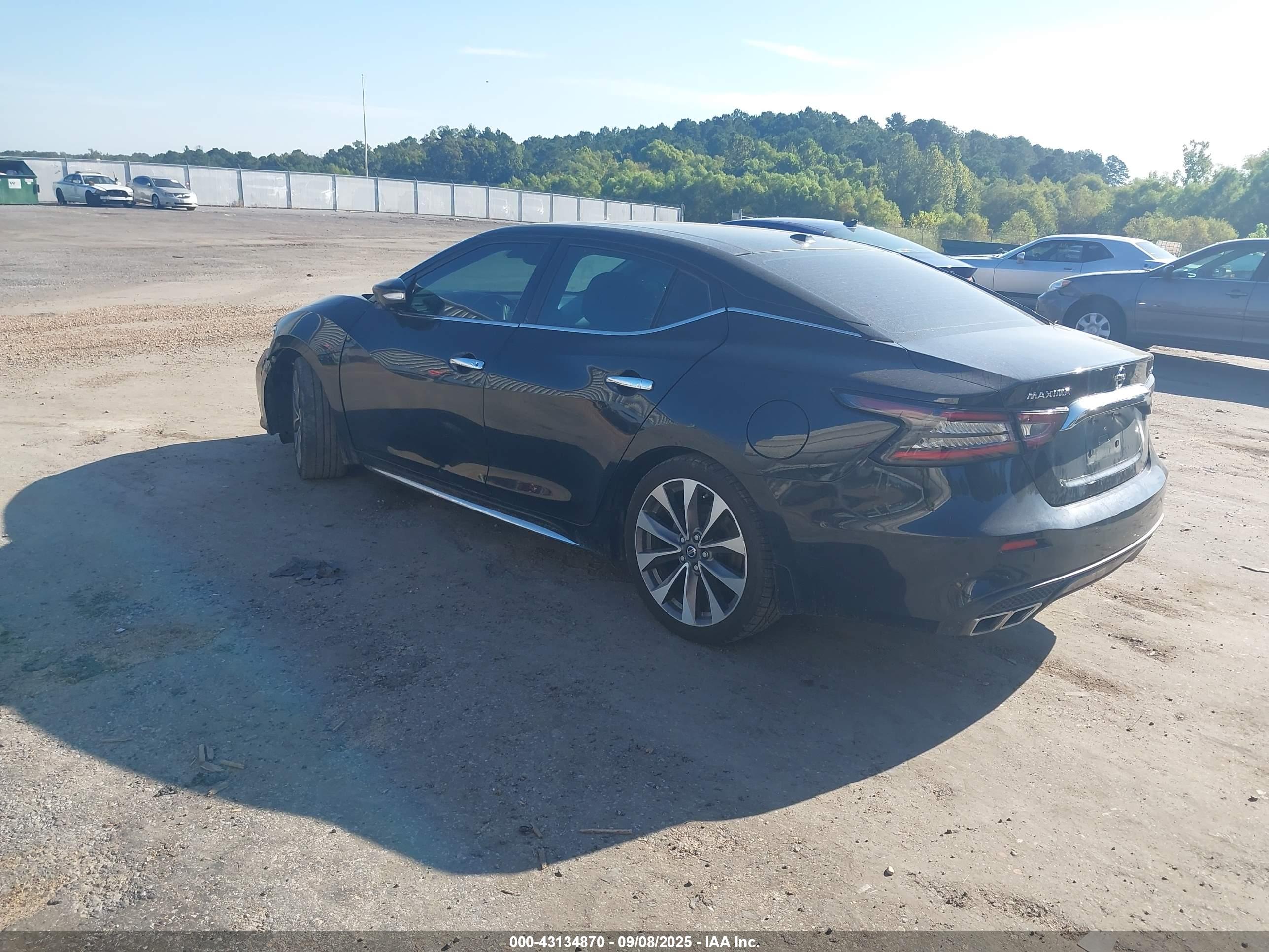 NISSAN MAXIMA image 3