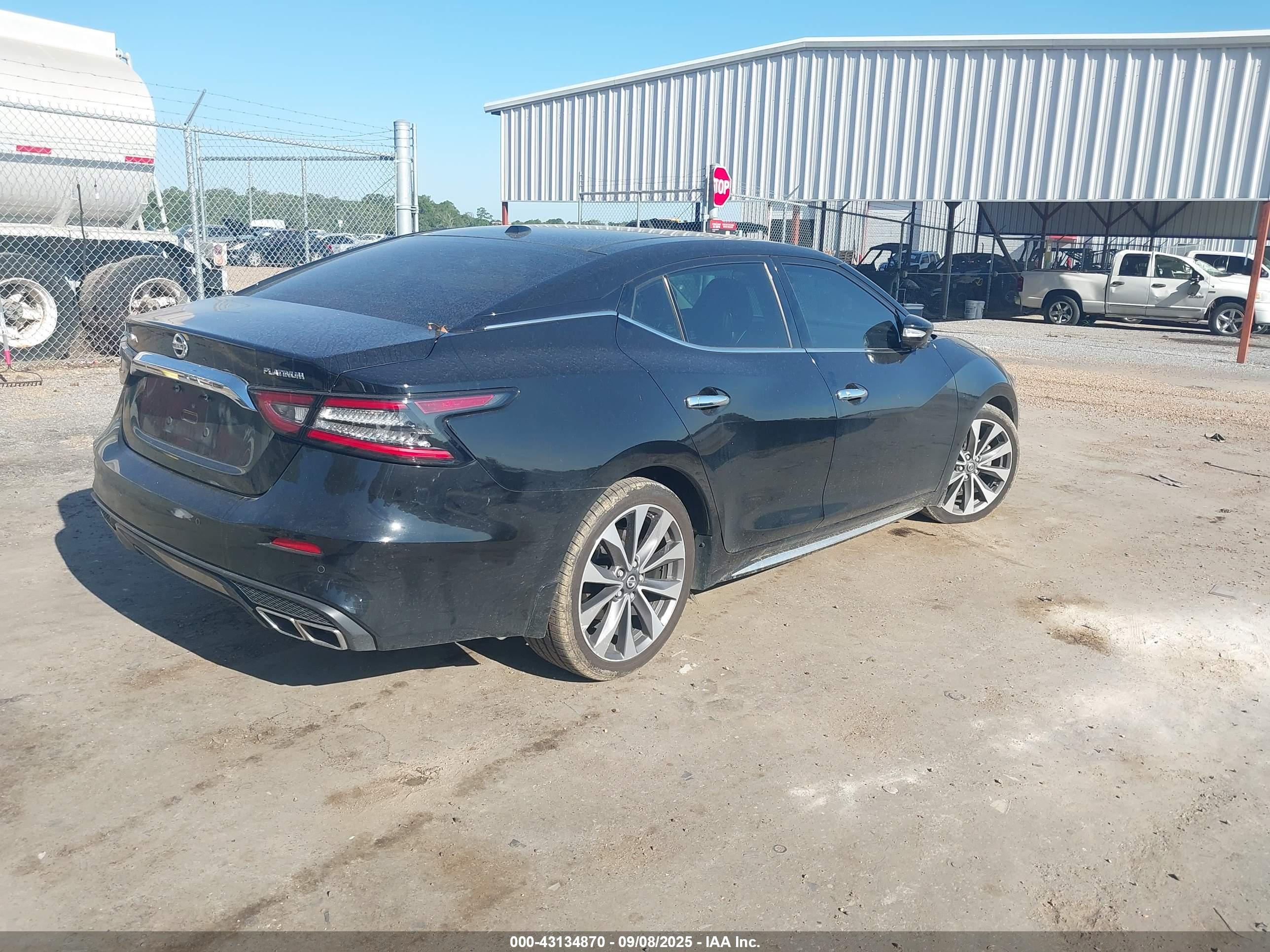 NISSAN MAXIMA image 4