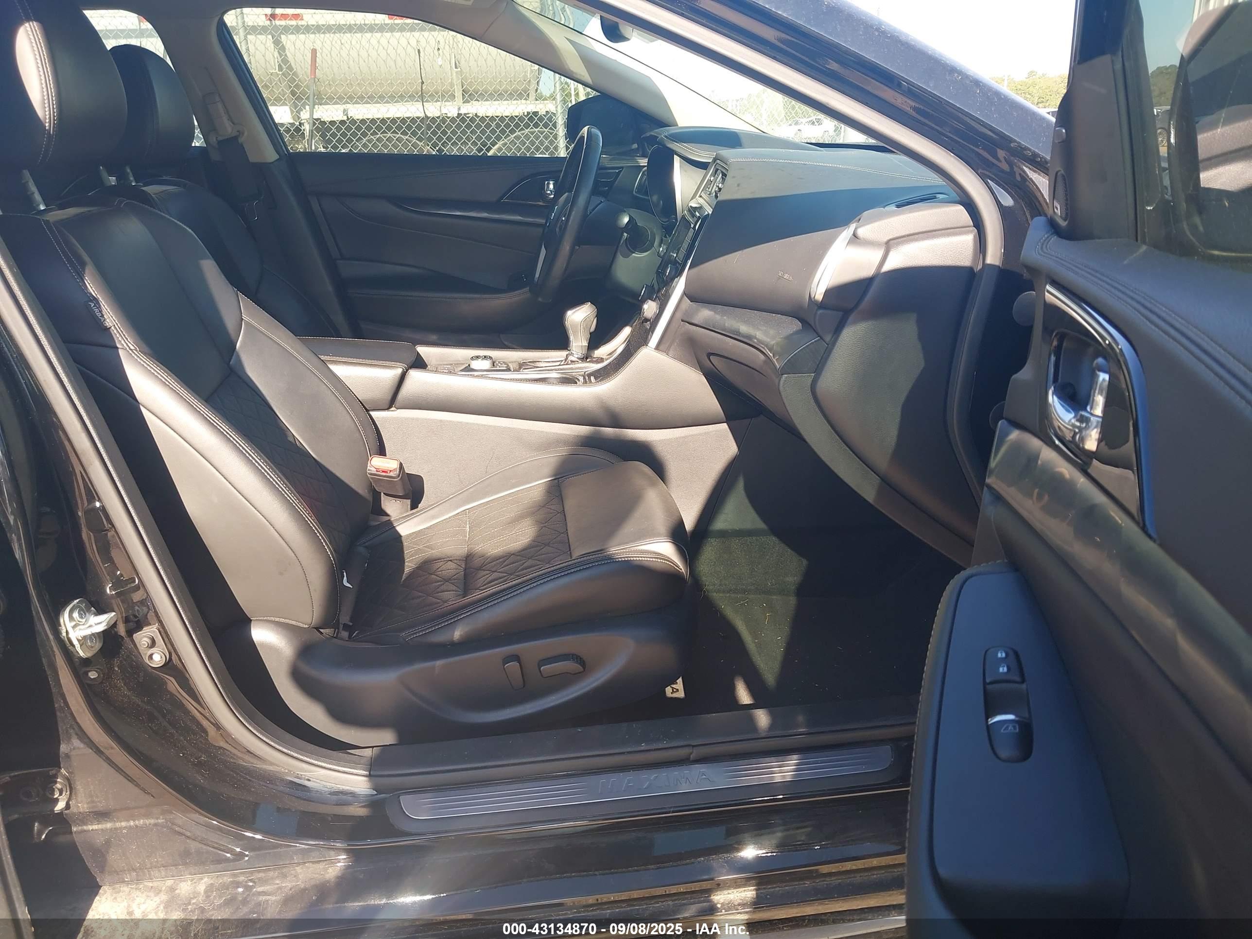 NISSAN MAXIMA image 5