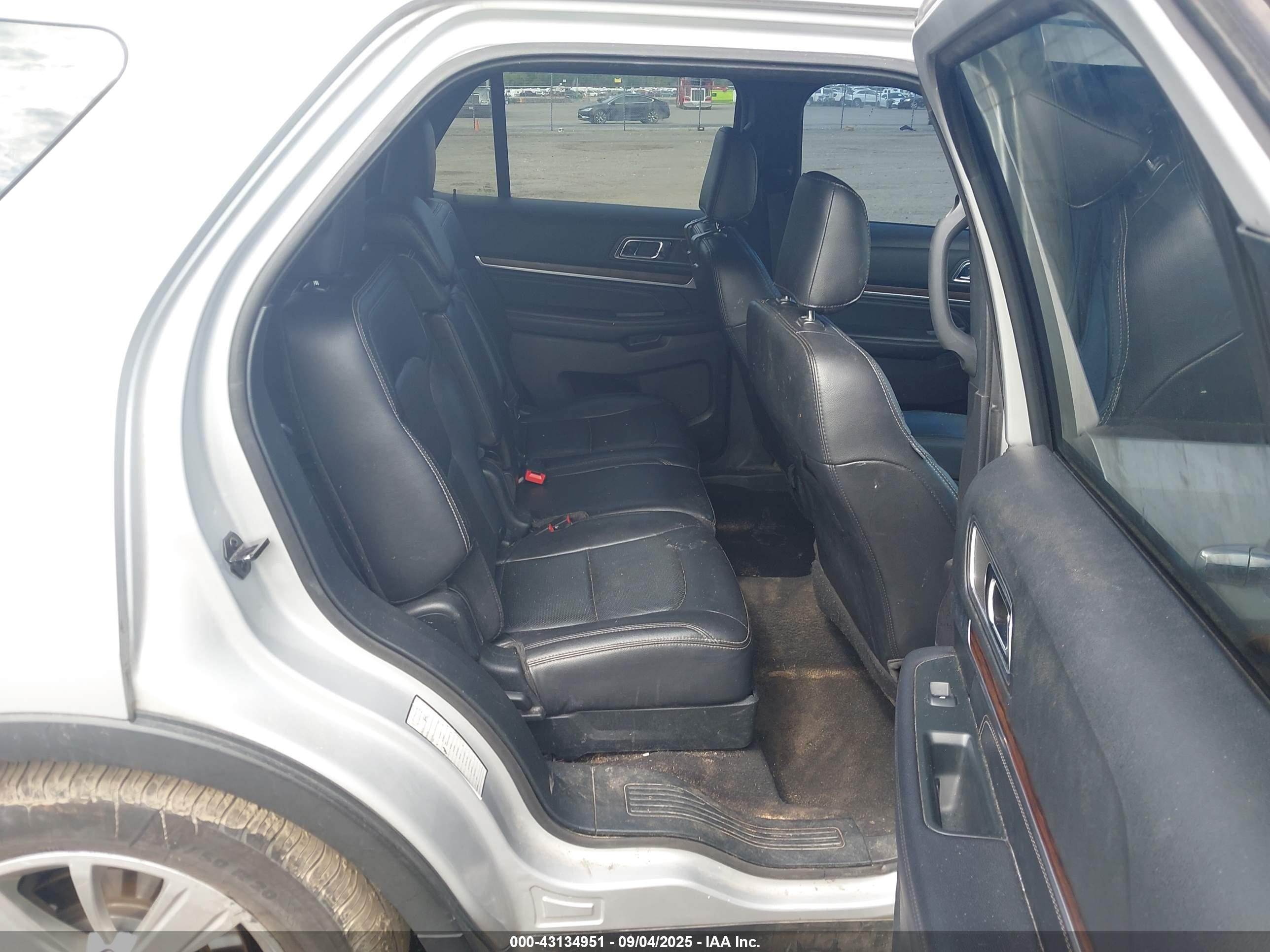 FORD EXPLORER image 8