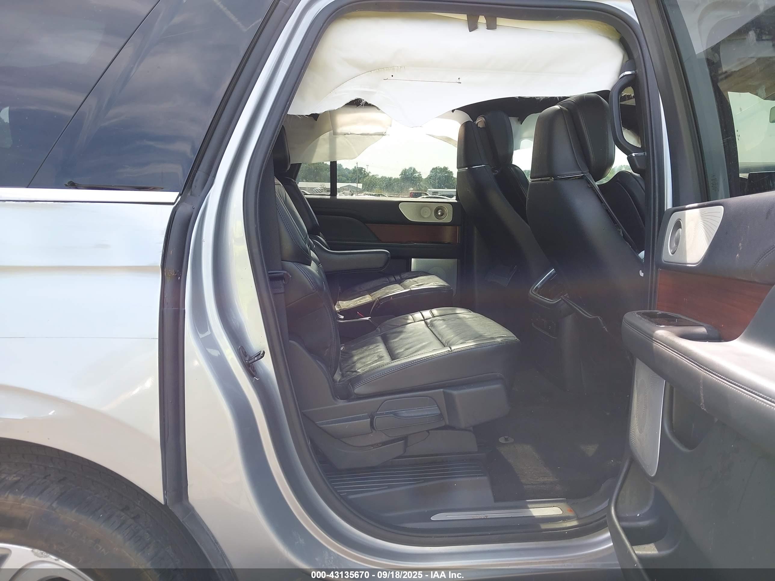 LINCOLN NAVIGATOR image 8