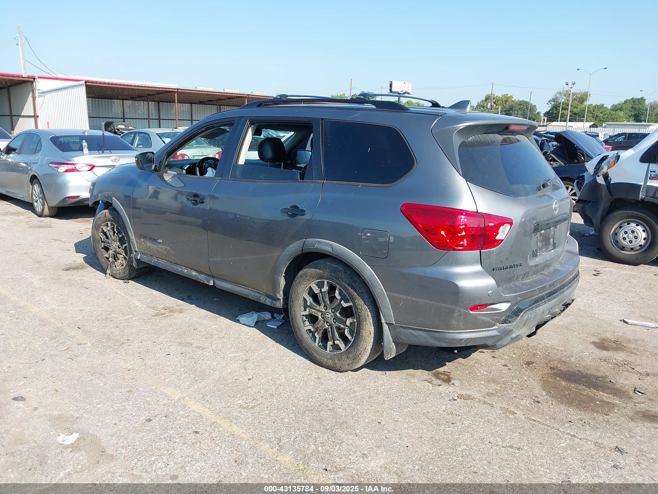 NISSAN PATHFINDER image 3